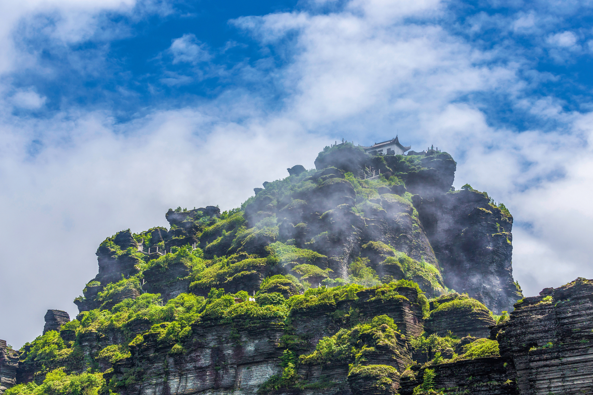 贵州梵净山是避暑名山和佛教名山,最佳旅游季节是夏季和秋季,气候宜人