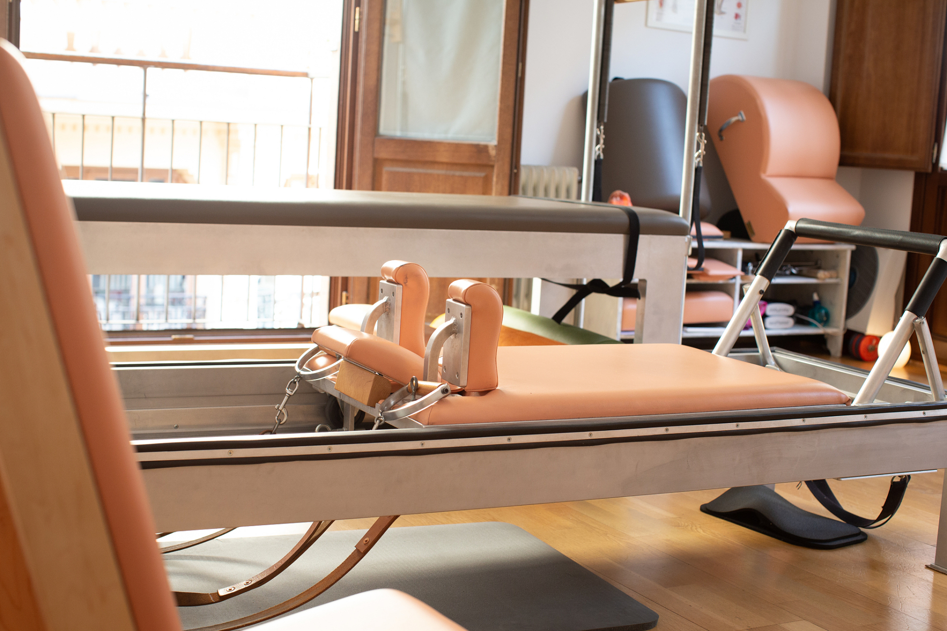 脑梗偏瘫正确康复训练#  对于昏迷和偏瘫的患者,电动起立床帮助患者