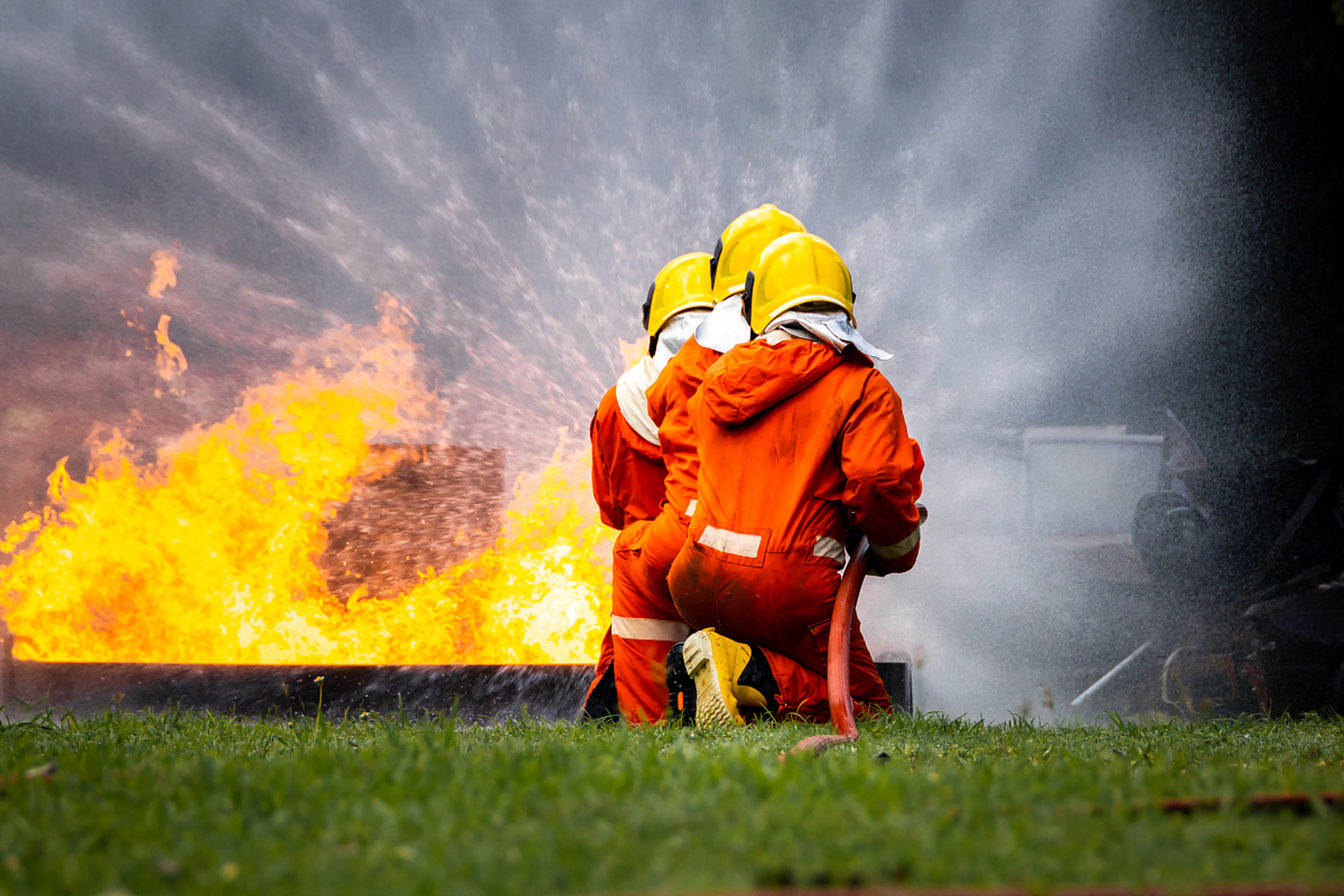 重庆山火突发,消防队员和群众联手救援  8月21日下午,由于连日来的
