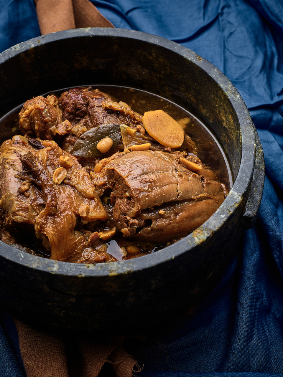 不过,由于需要准备琳琅满目的食材,进行漫长的烹饪,酥锅难以在旅游