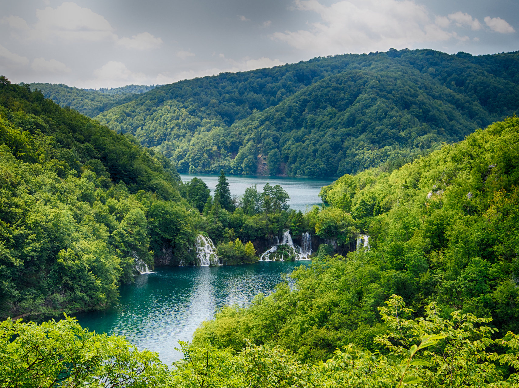 瓦屋山国家森林公园位于四川盆地西沿的眉山市洪雅县境内,距成都180