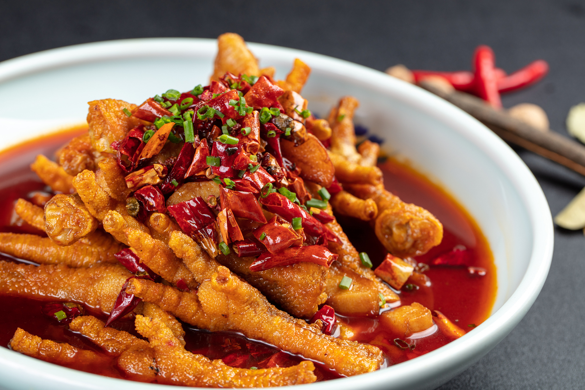 上周我和朋友们聚会,有人提议去吃压锅鸡手,说实话,我之前还真没尝