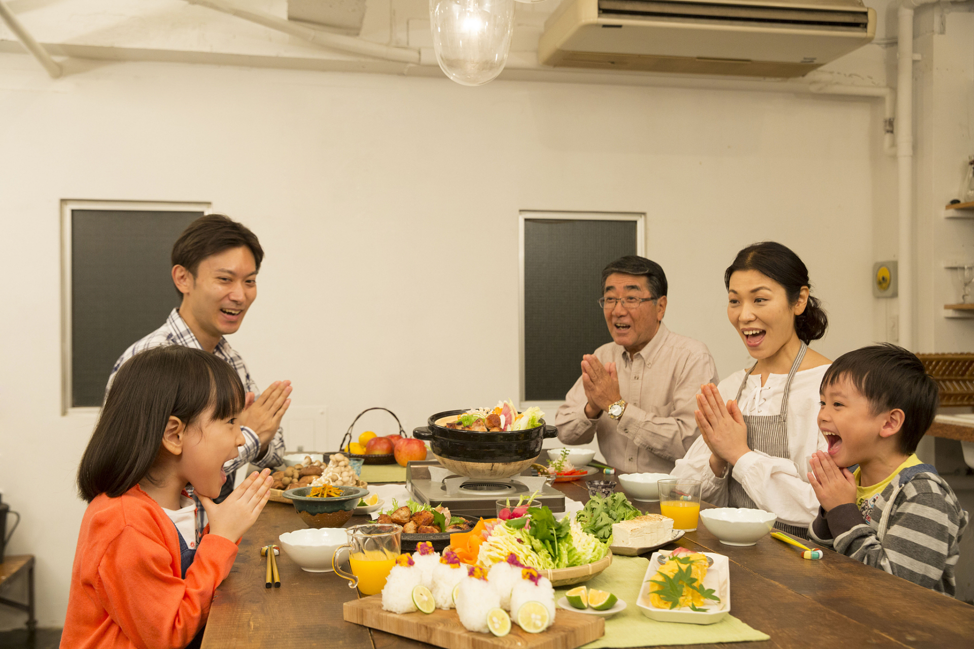 夏天 傍晚一家人吃火锅