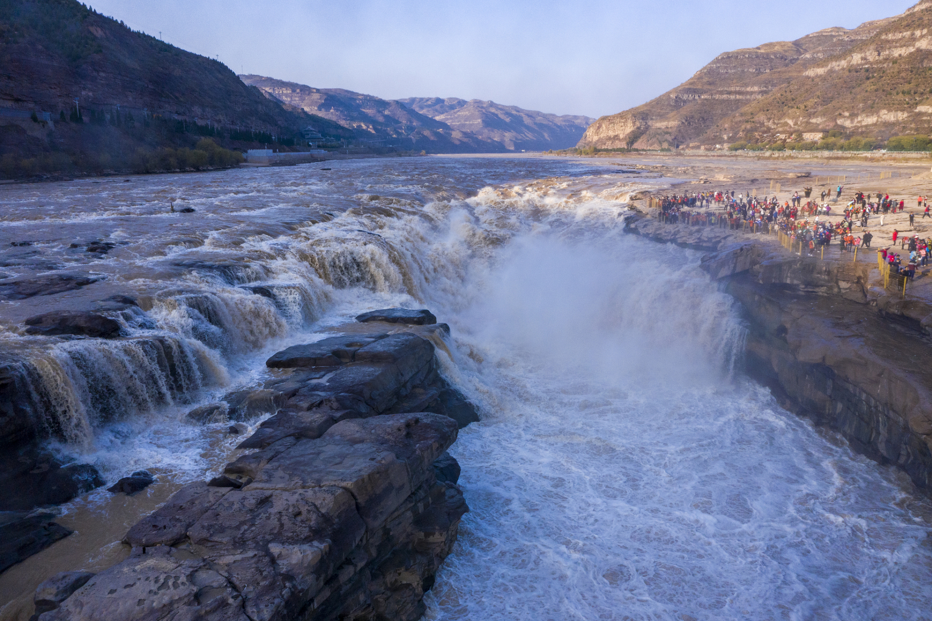 "五一"假期,黄河壶口瀑布景区周边公路建起的围墙引发网友关注.