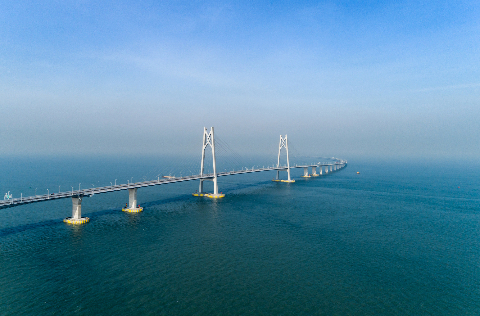 以下是一些游玩港珠澳大桥的建议: 1.