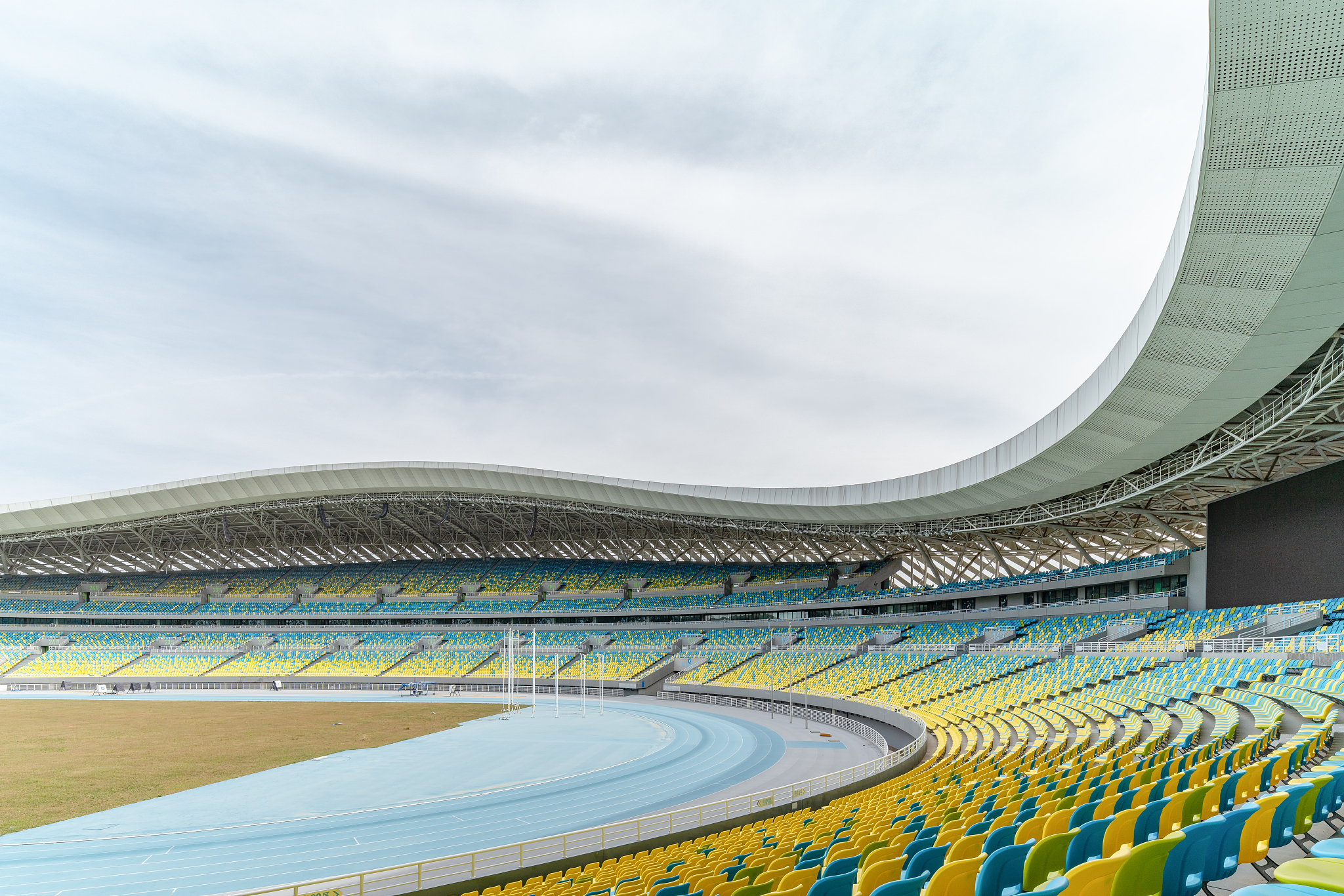 深圳的龙岗大运体育中心夏季有哪些特别的活动?