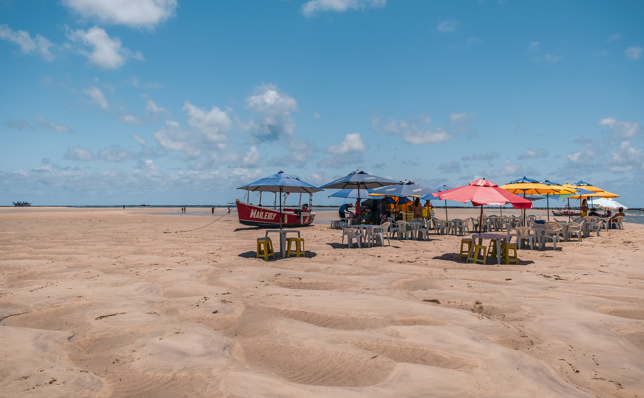 山头向东伸展,形如喇叭状,将这片天然沙滩守护得严严实实.