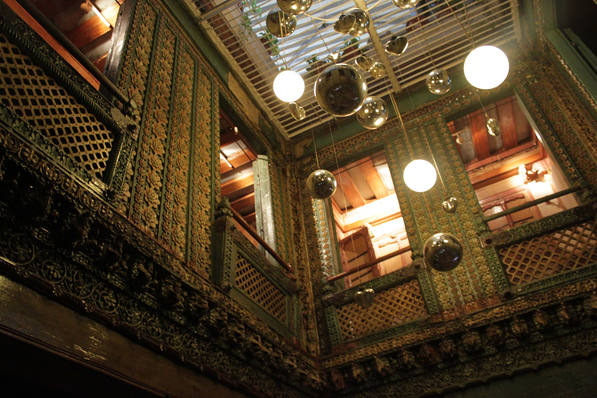 尽管苏联搜寻无果,近年推测可能藏于奥地利湖底,琥珀屋的下落仍是未解