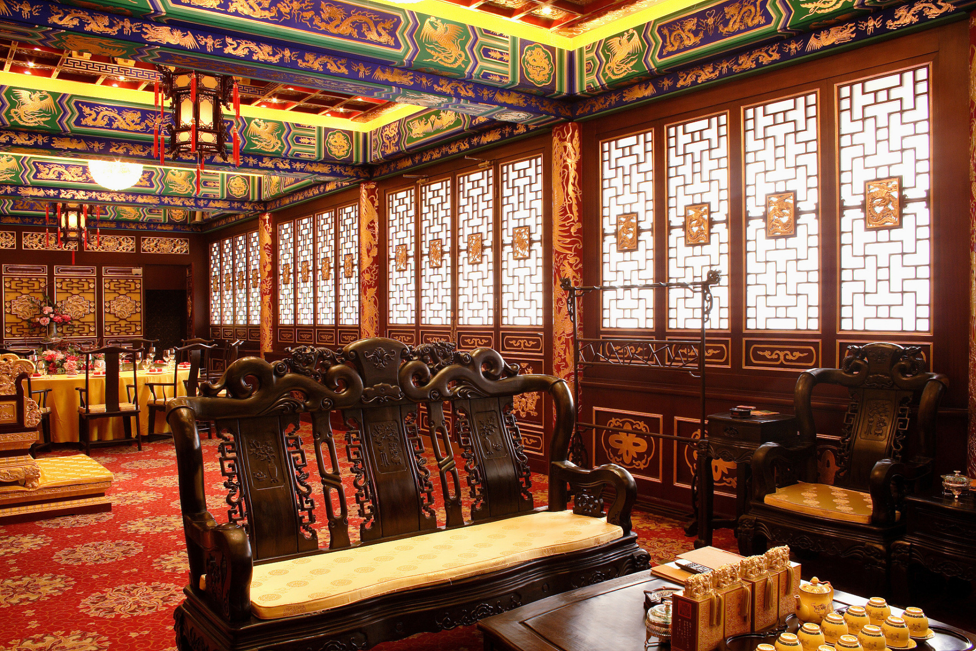 据史料记载,这里共有一百零八道菜,而仿膳就是仿照御膳房的做法制作