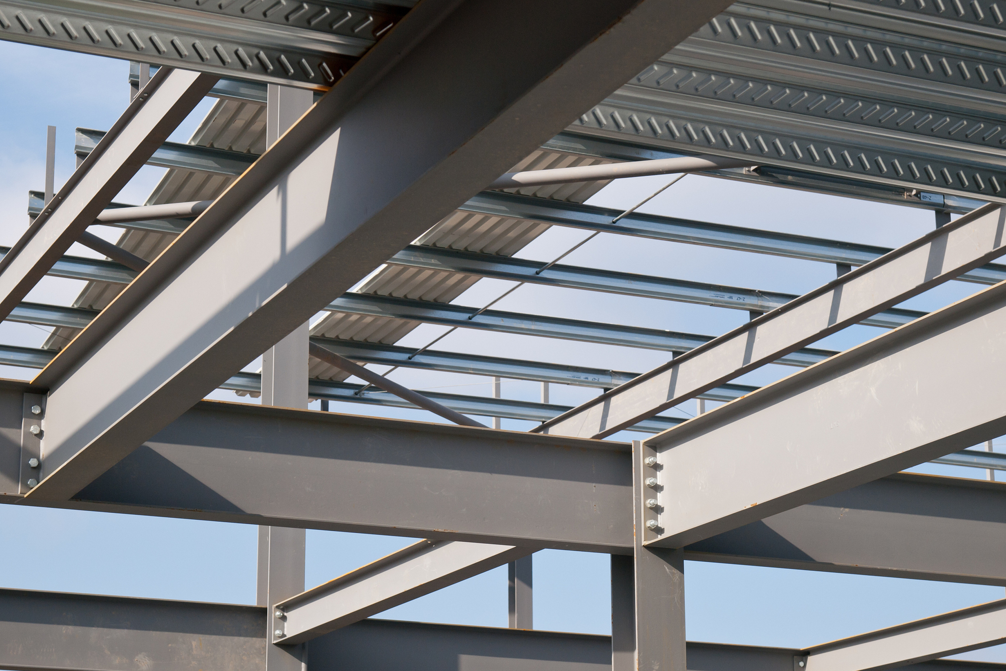 钢结构轻巧快速但防锈难,框架结构稳定耐火且成本低