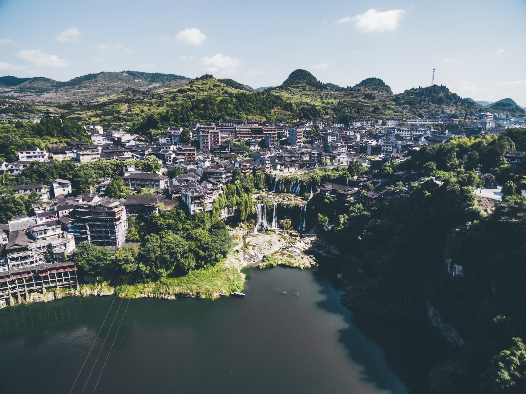 湖南怀化是一个多民族聚居的地方,拥有洪江区洪江古商城,溆浦穿岩山