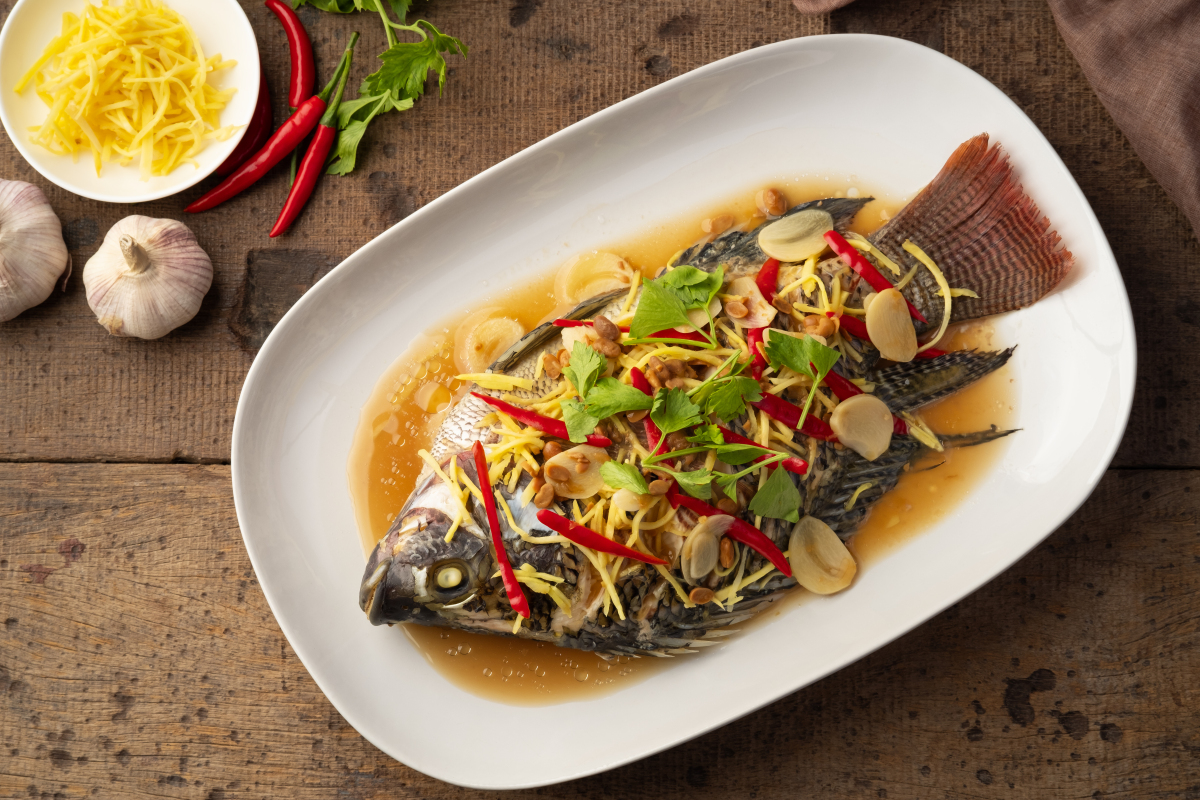 清蒸罗非鱼做法   1 准备材料:罗非鱼1条,姜片适量,葱段适量,盐适量