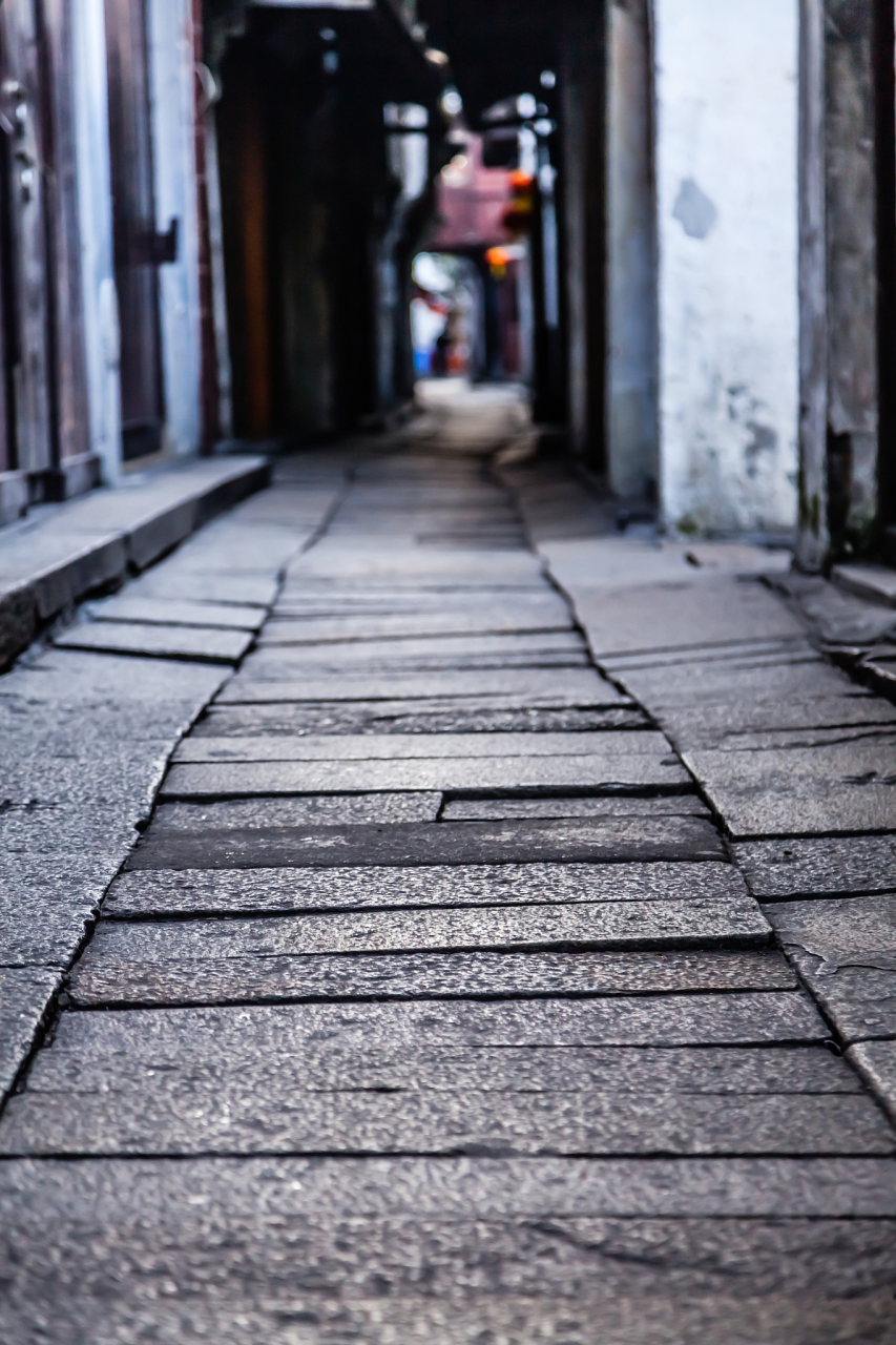 江南古镇石板路 踏破了岁月的沧桑史  青石板上踩踏着 仿佛回到了古代