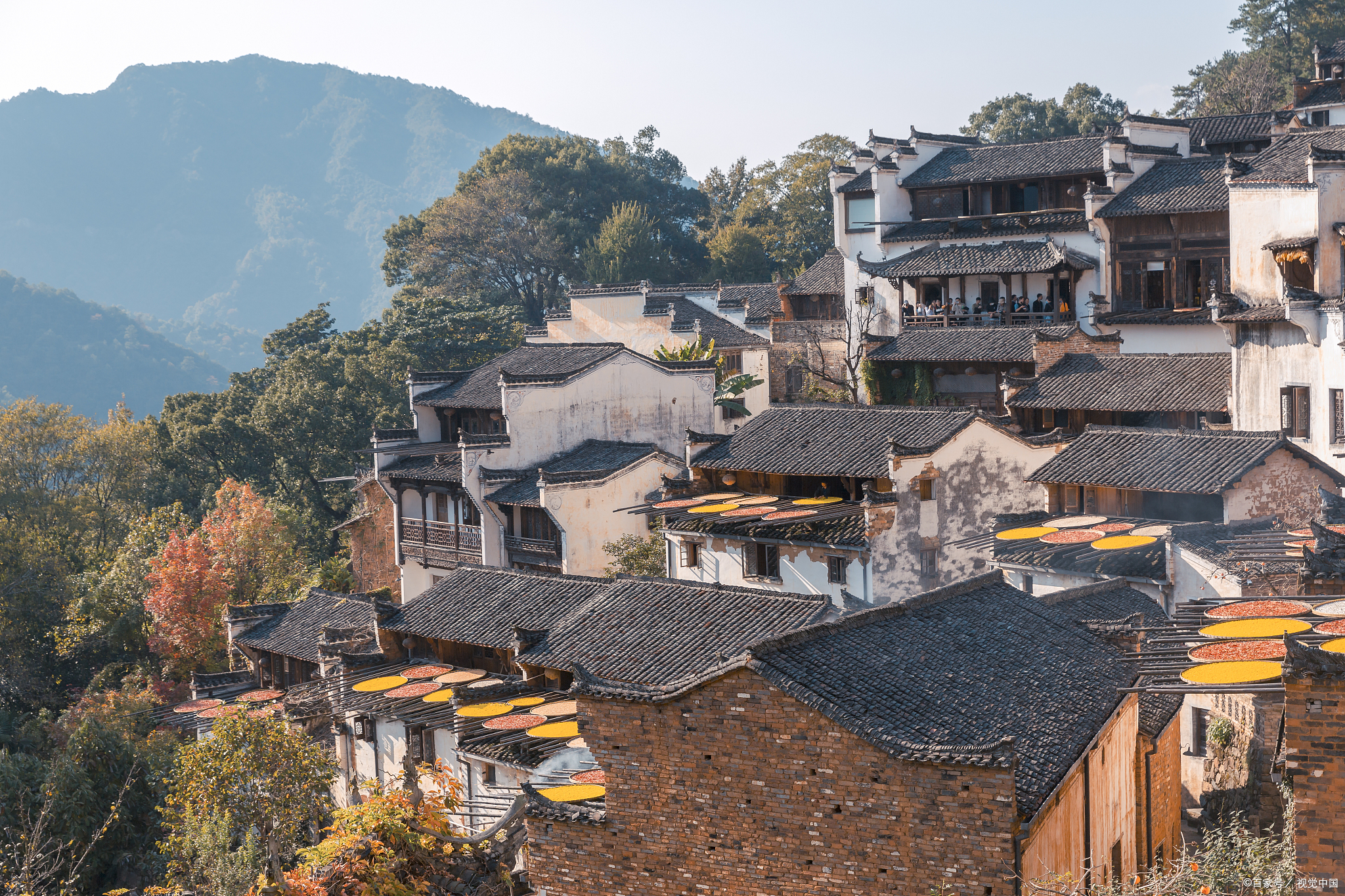 白墙青瓦,小桥流水,青石板路两旁挂满了灯笼.