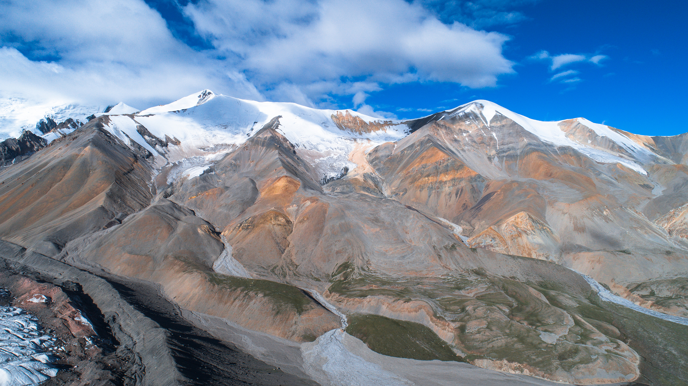 昆仑山,又称昆仑虚,中国第一神山,万祖之山,昆仑丘或玉山.
