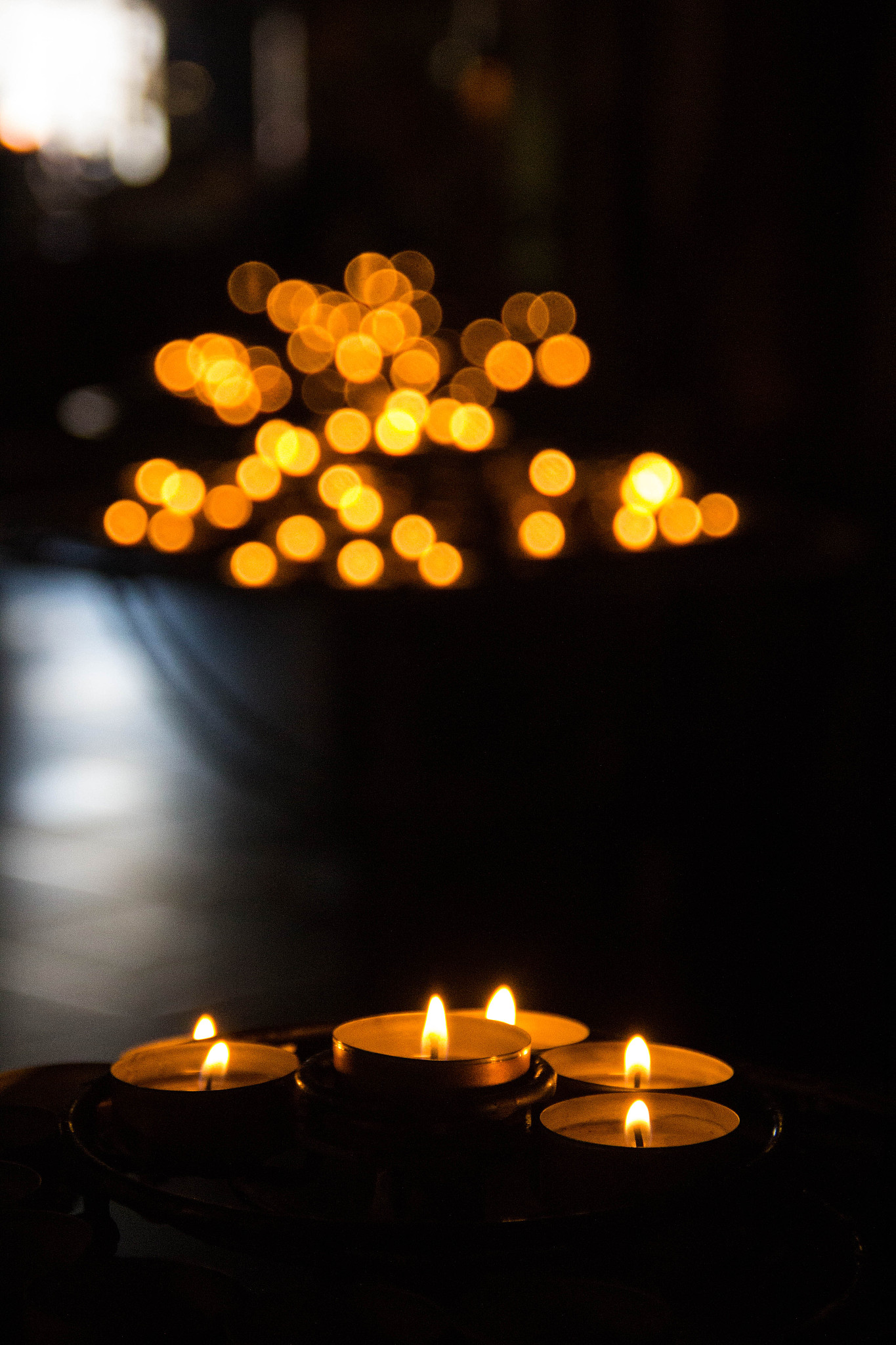 烧纸祭亲,这一古老习俗,中元节祭祀蜡烛图片祭奠亲人中元节蜡烛图片