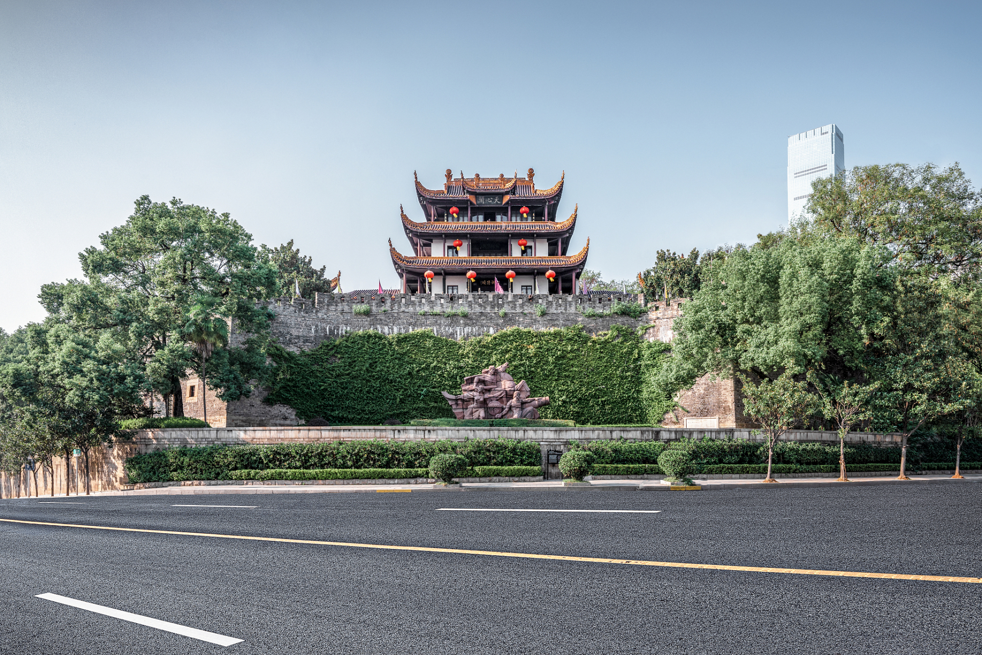 气蒸云梦泽,波撼岳阳城.