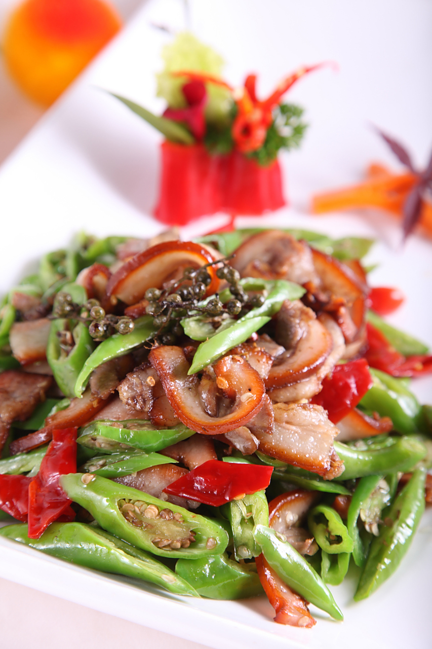 把小秋椒煸好,再将猪肉干烧,烧去肉质中的水分,油中可以放两粒花椒,三