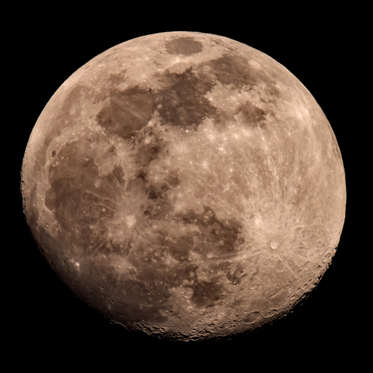 在45亿年前,一颗名为"忒伊亚"行星,以55000公里的时速撞上了地球.