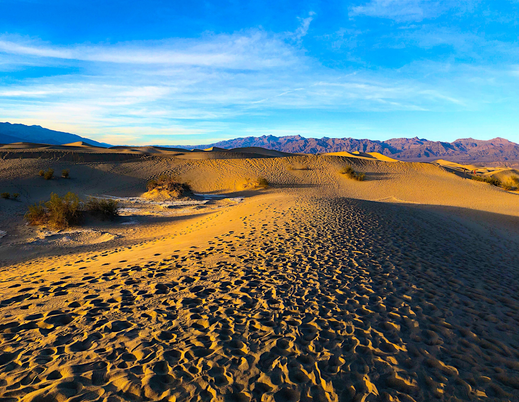 在这个浪漫夜晚的木垒鸣沙山上,您可以尽情享受各种娱乐和美食.