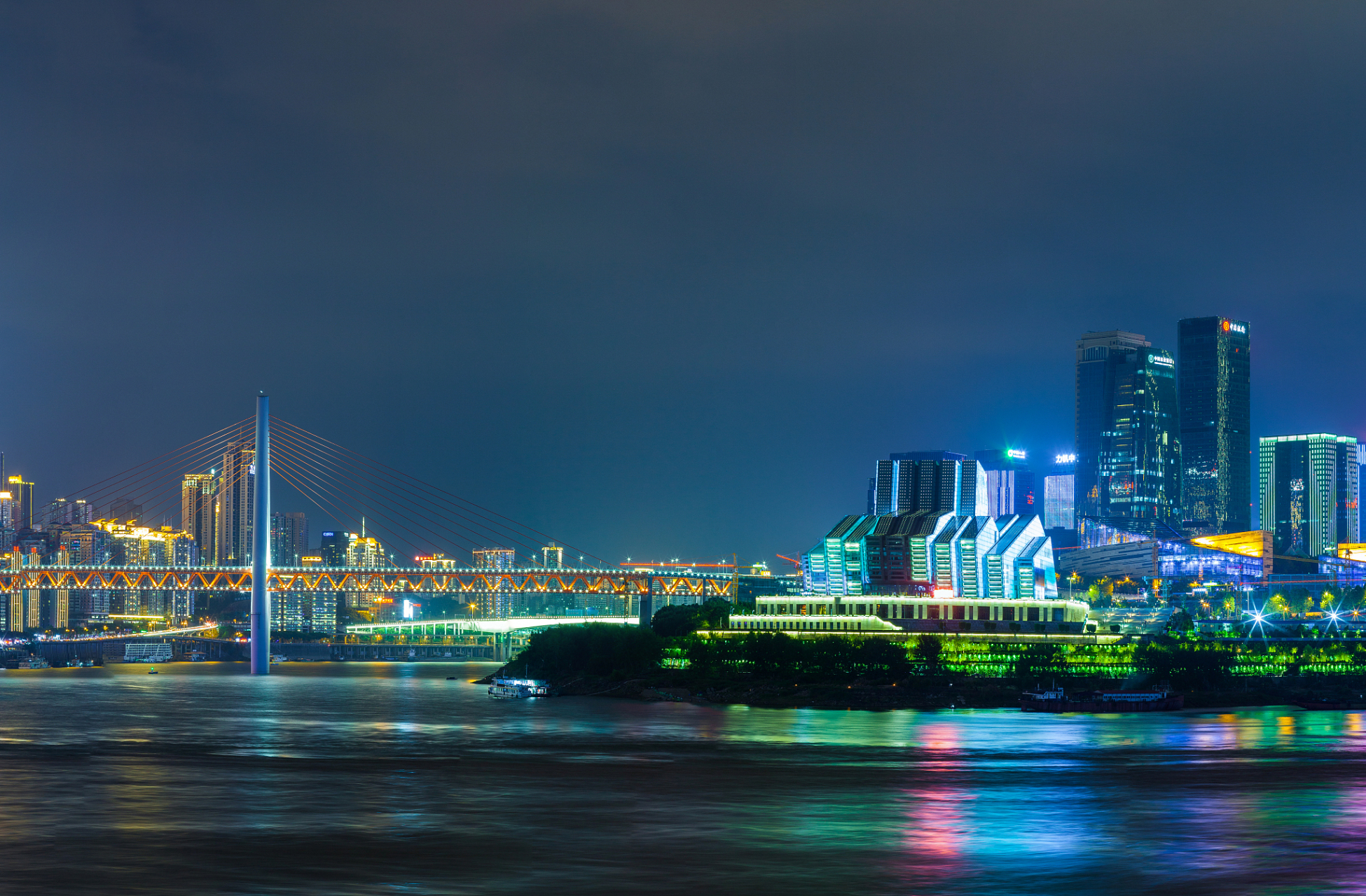 万州长江夜晚     刘济熊 夜彩色的面容 江是变色的镜片 山水飞歌