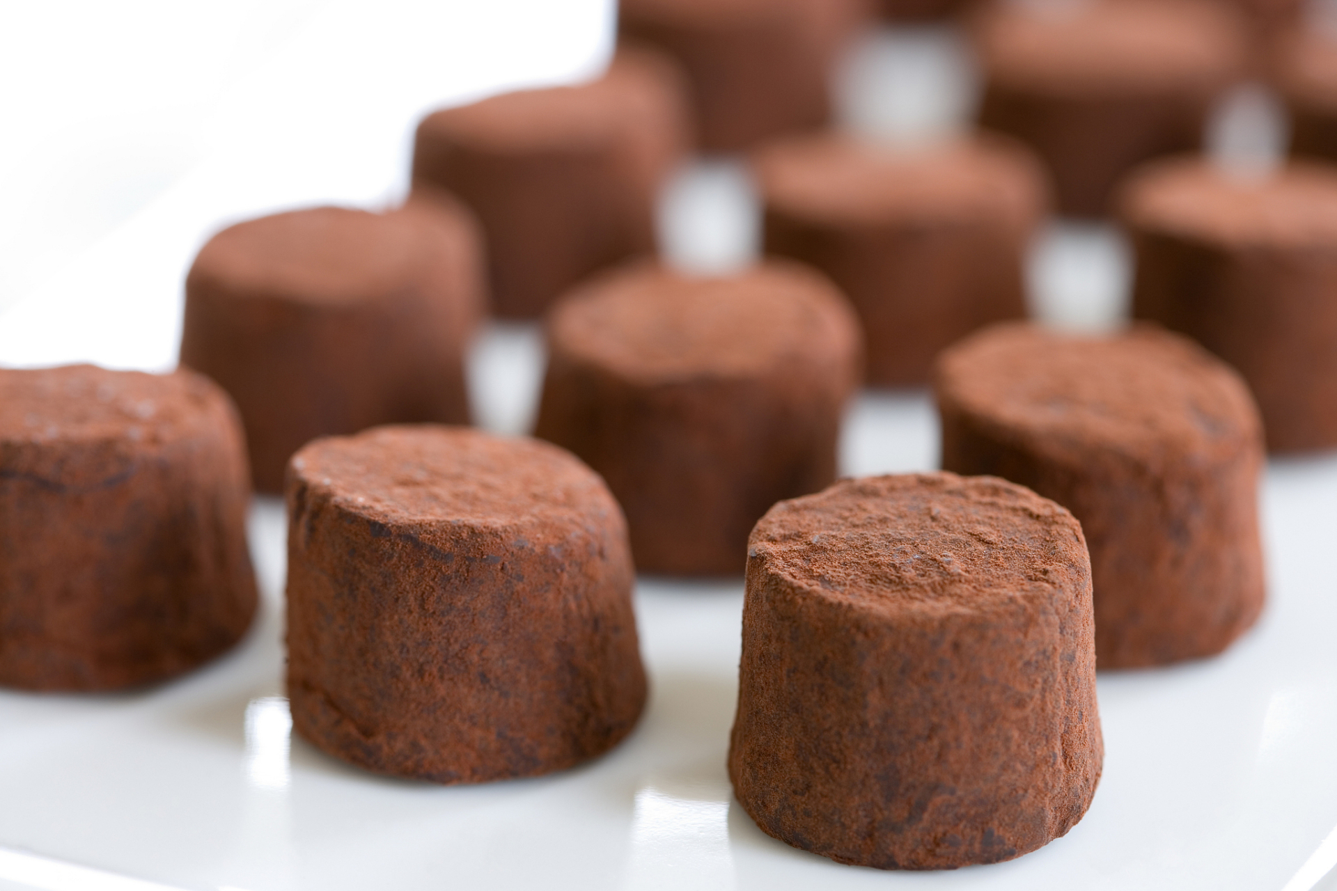 可可脂是从可可豆中提取的天然植物油脂,是制作巧克力,糖果和糕点等