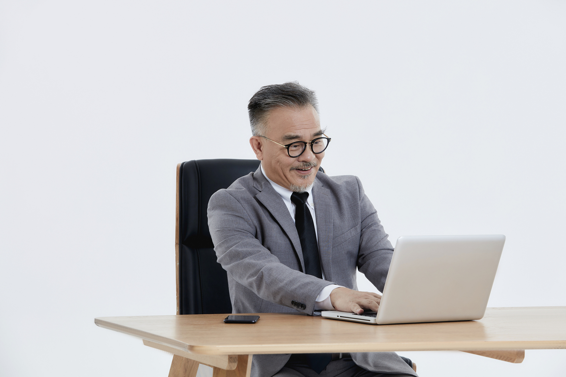 摘要: 姚叔是即将退休的职场老鸟,他在全公司范围内公开分享自己的