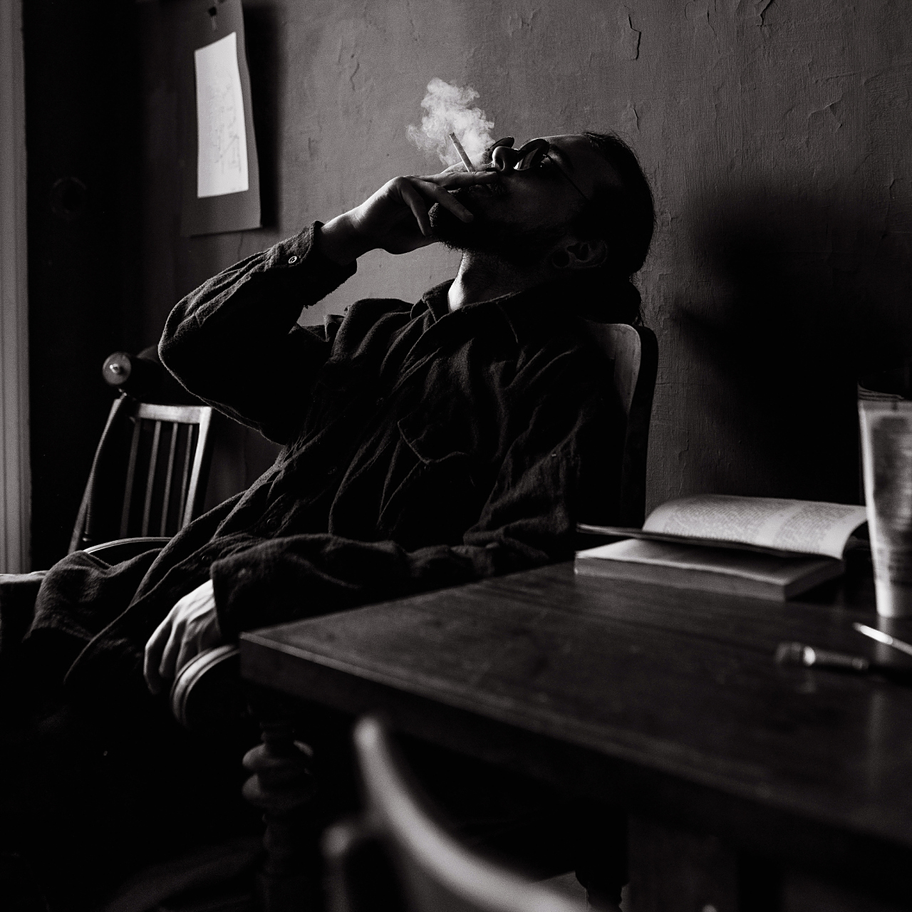 "男人颓废:现代都市生活的无声呐喊" 男人颓废的表现可能因人而异,但