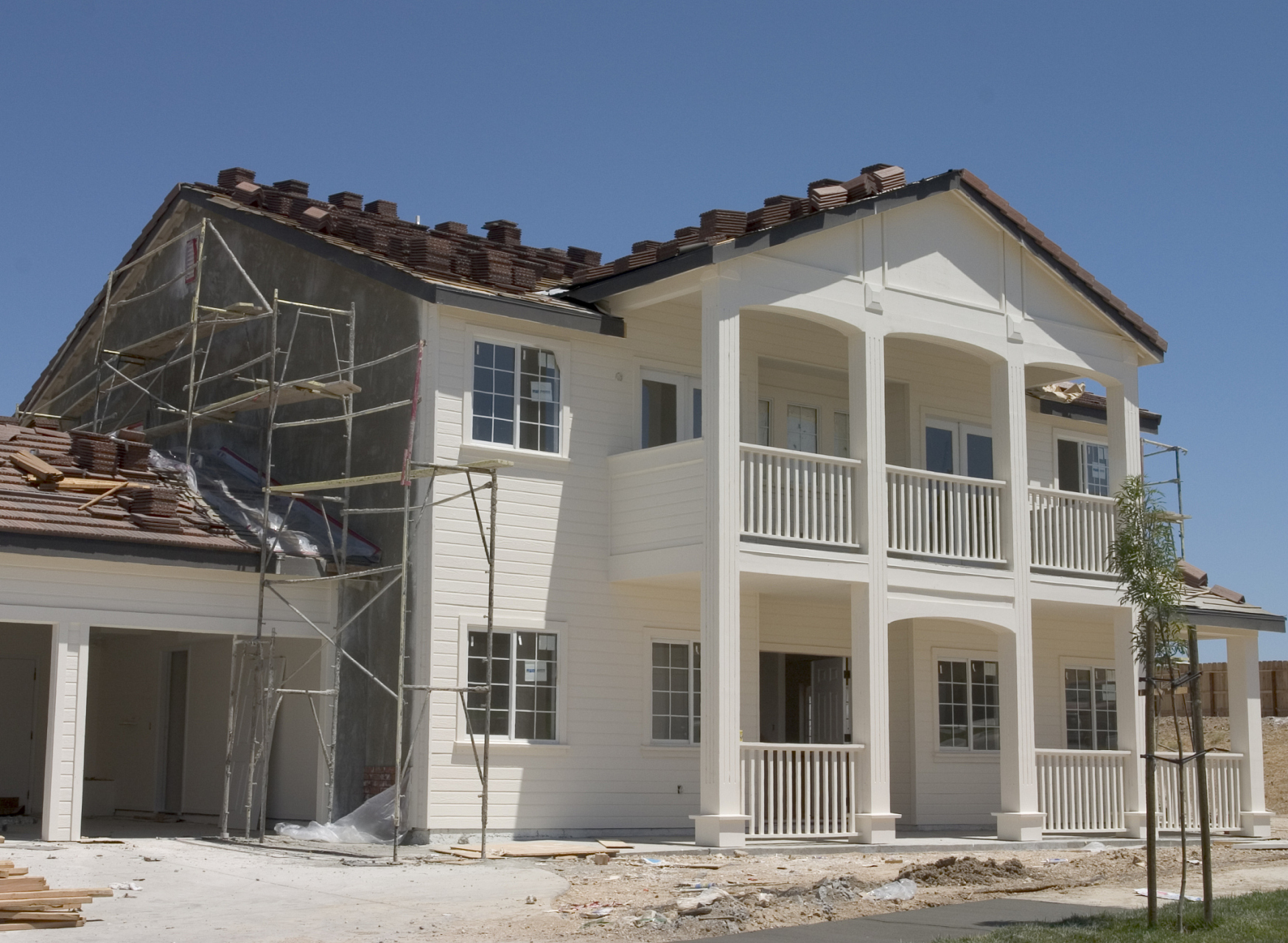 以前别墅的构架用的是砖混结构,而现代随着建材的不断发展,别墅的构建