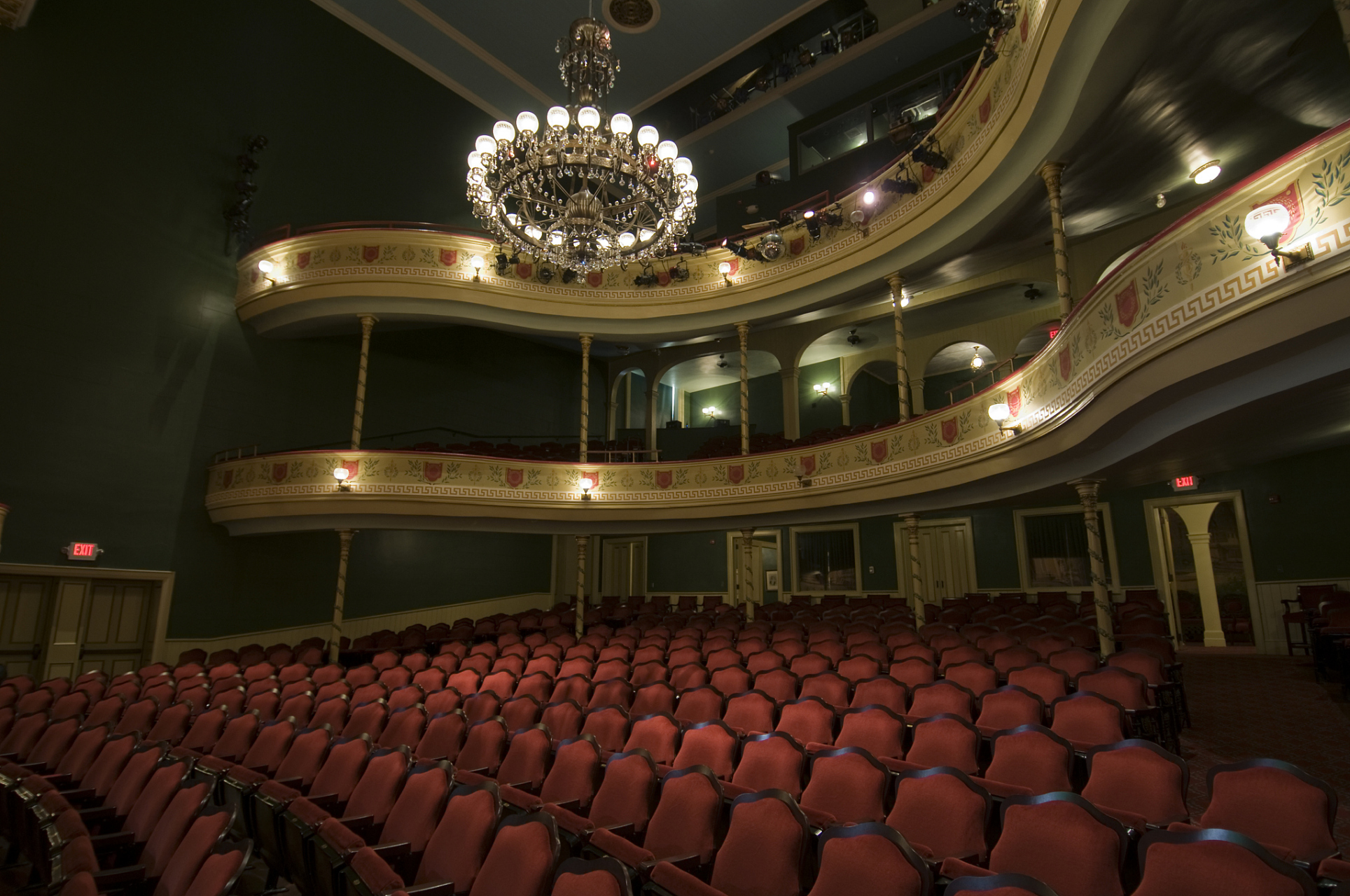 重庆1949大剧院,位于沙坪坝区磁器口古镇景区,是一座引人入胜的旅游