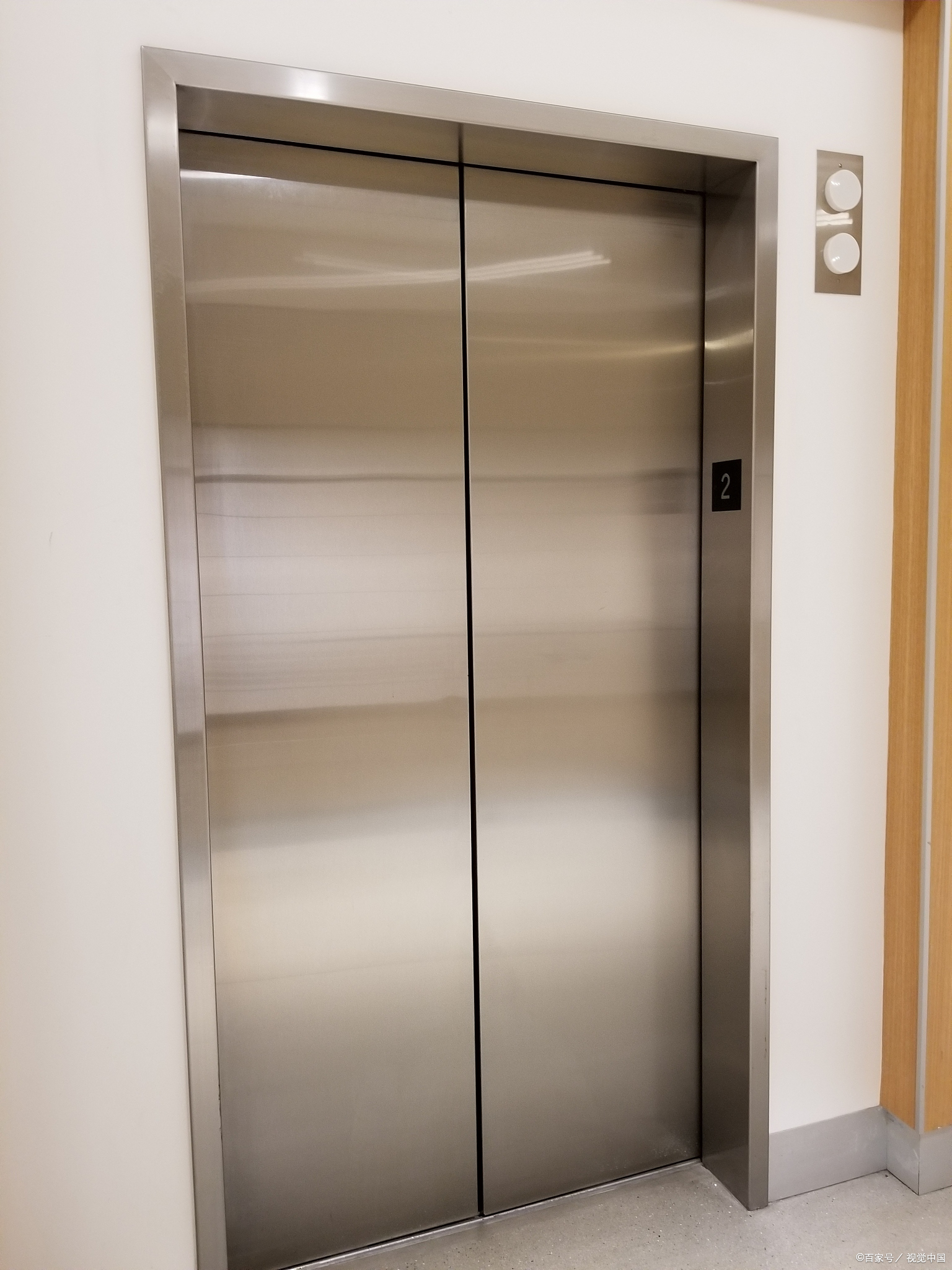 湖北武汉,有网友爆料居民楼电梯需扫码付款才能乘坐,引发网友热议