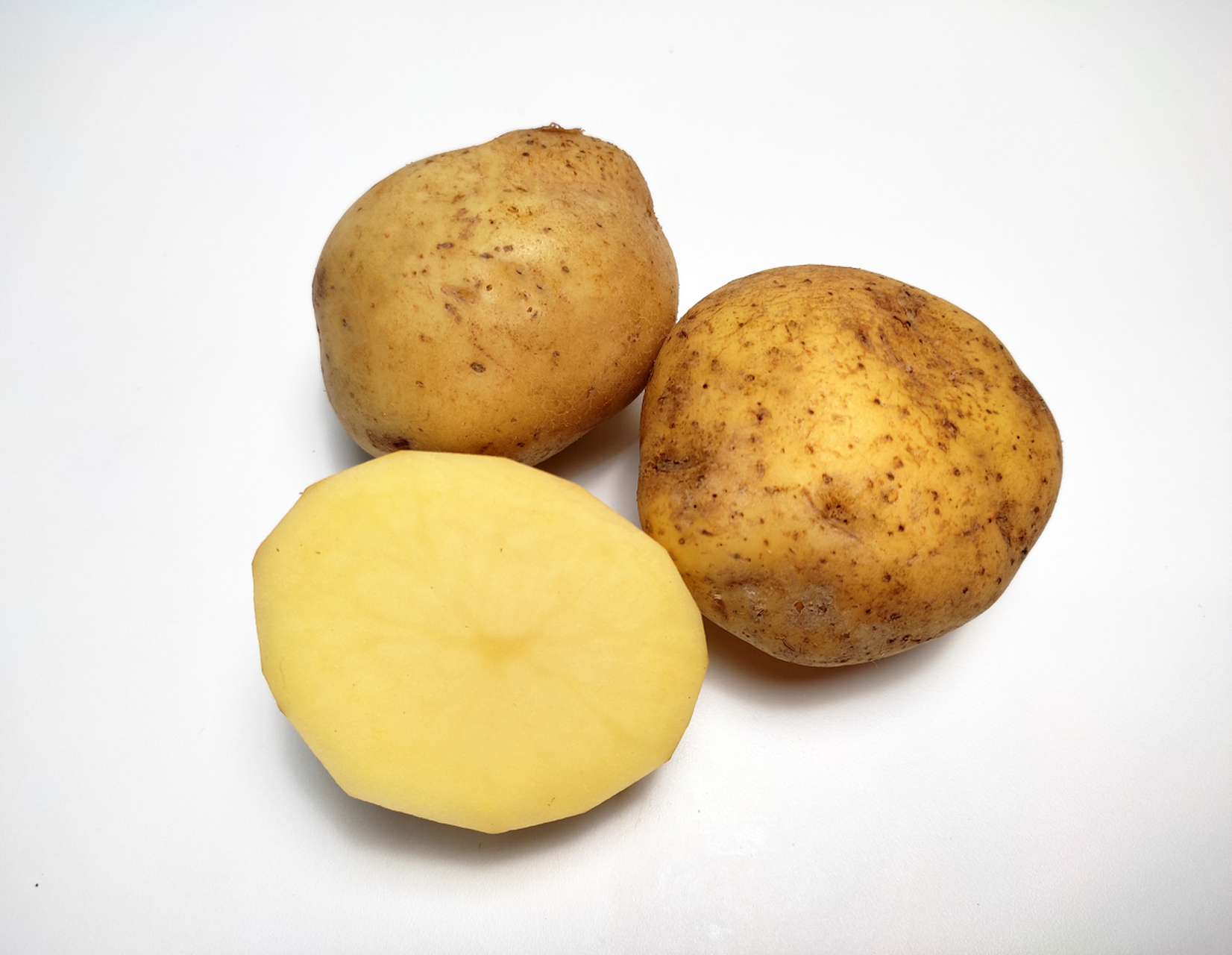 土豆# 青皮土豆是因为在储存过程中,由于温度不稳定,光照不足,湿度