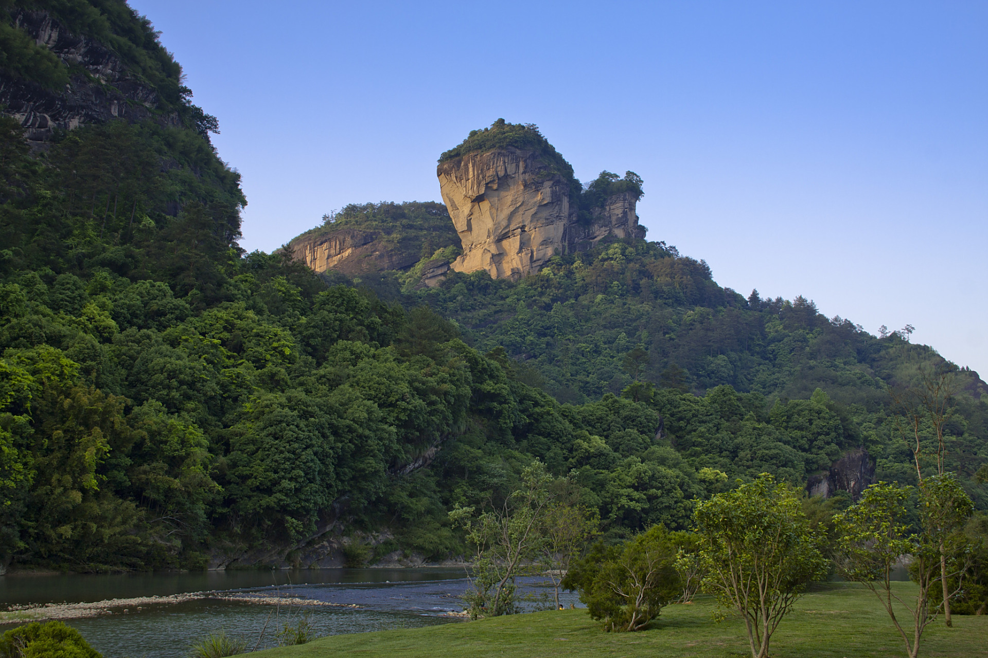 武夷山,武夷山位于福建省武夷山市南郊,武夷山脉北段东南麓总面积999.