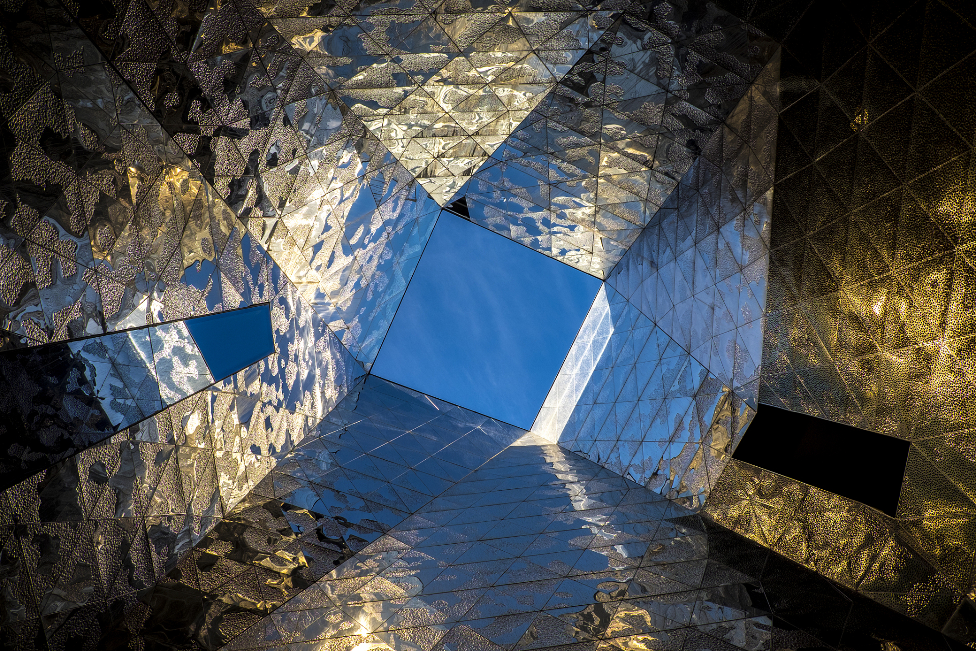 为什么要用许多小镜子拼成一个大镜面#百科# #十万个为什么# #科普