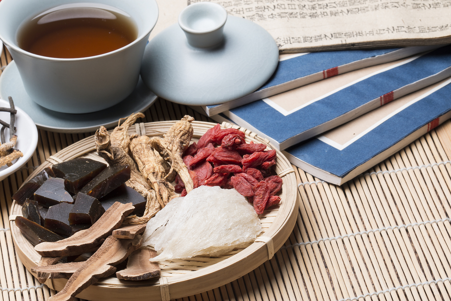祛湿五神汤简介:将泡发好的猪苓,茯苓,泽泻,白术和桔梗放入锅中,加入