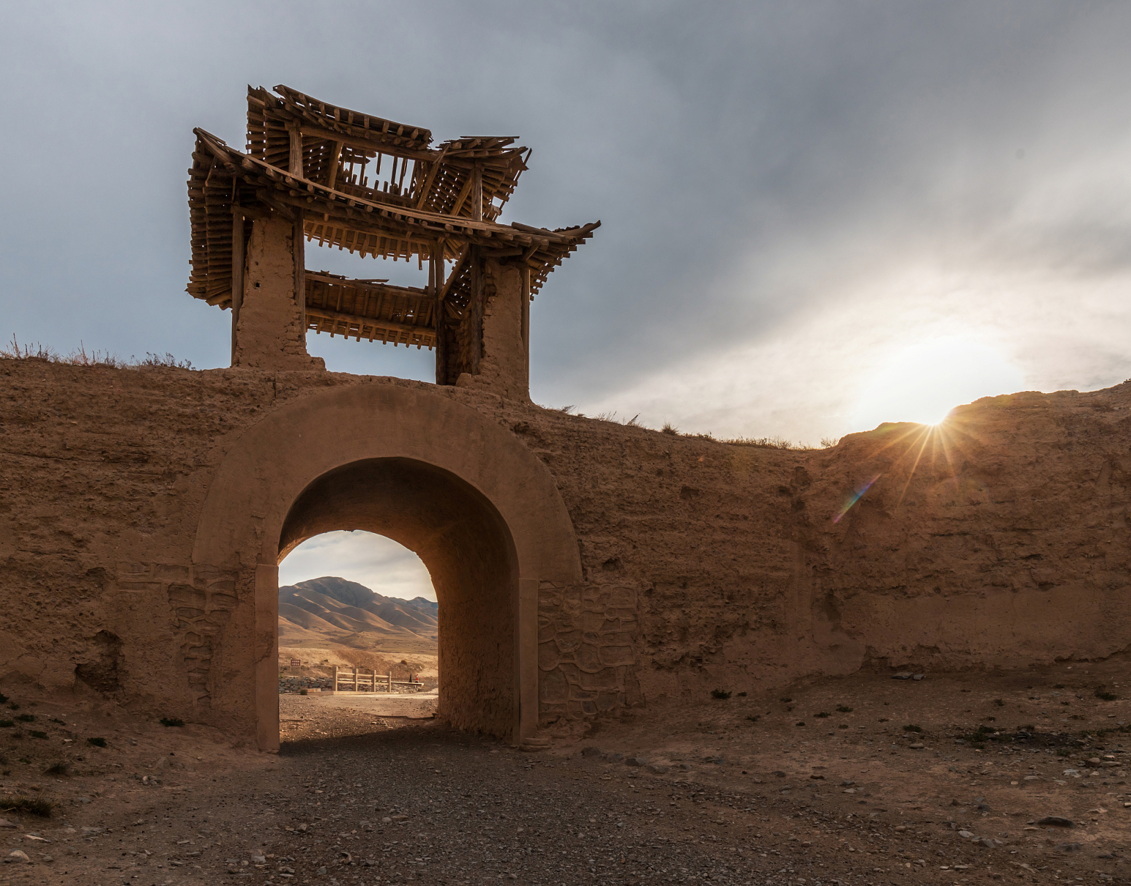 叶城冬季旅游活动丰富多样,包括游览叶城古城,大峡谷,沙漠胡杨林,泡