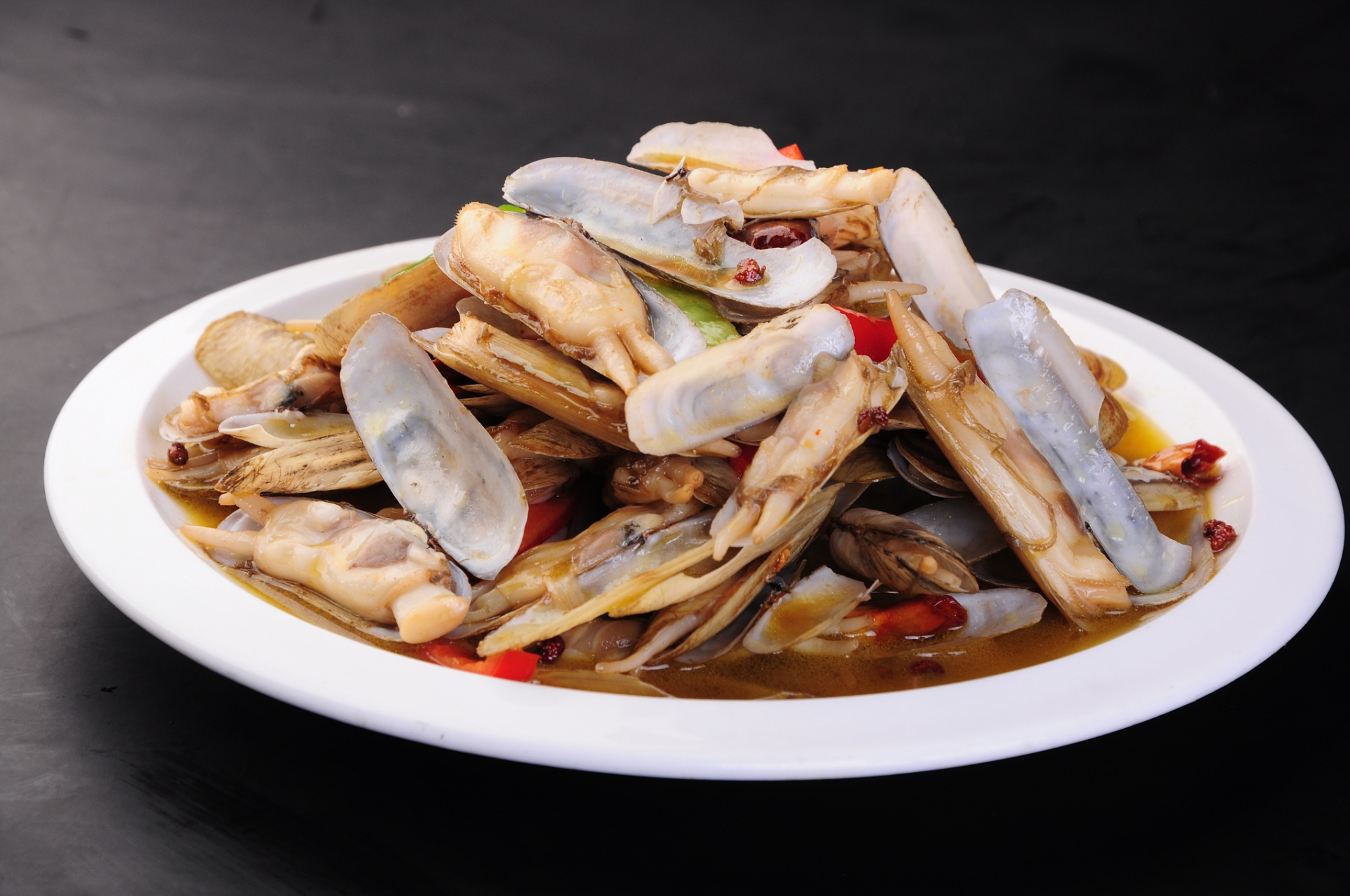 爆炒蛏子是一道色香味俱全的海鲜佳肴.