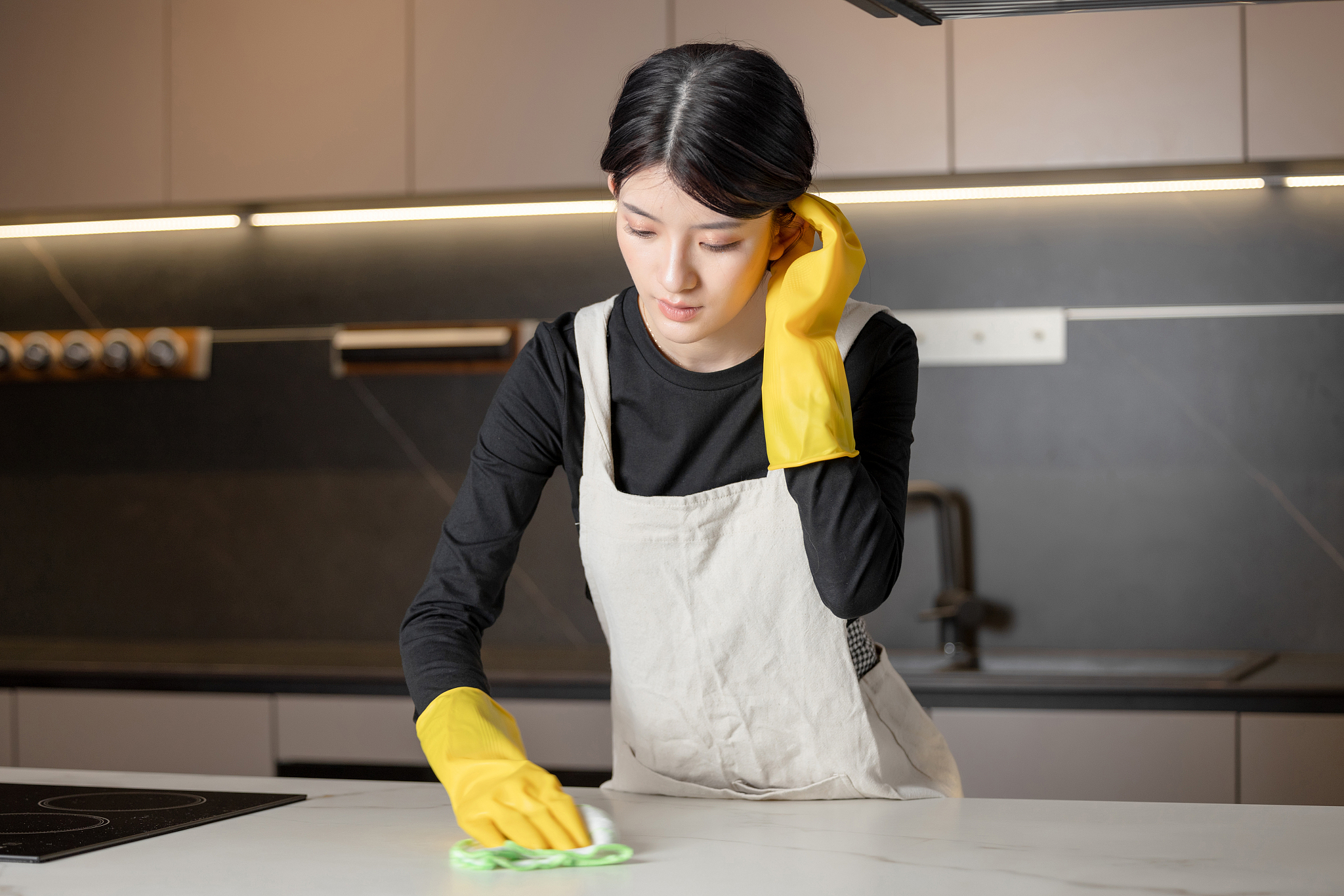 命运弄人,我从光明未来变为家政保姆,照顾一位神秘老绅士