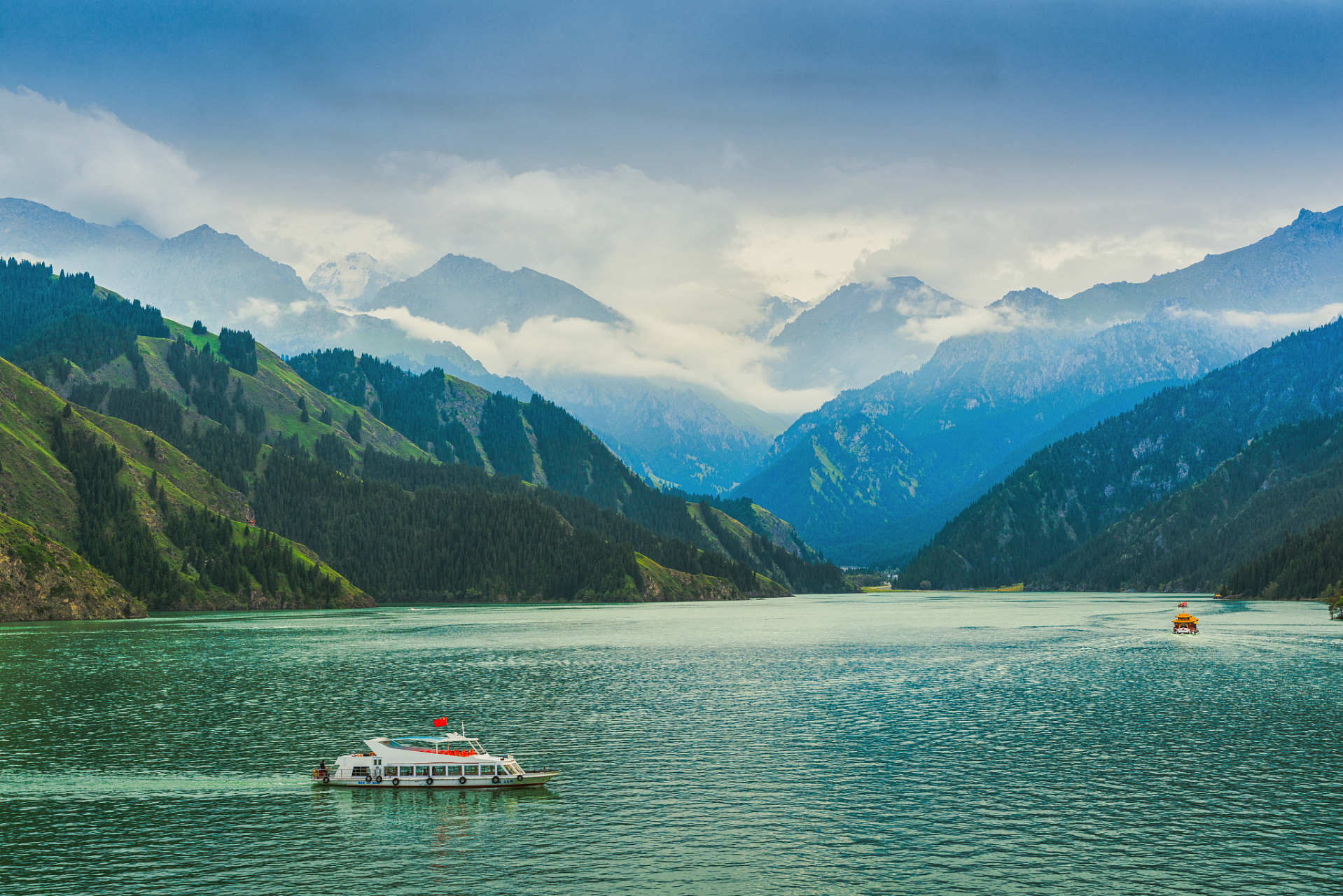 新疆天山天池风景名胜区位于新疆昌吉回族自治州阜康市境内,是以高山