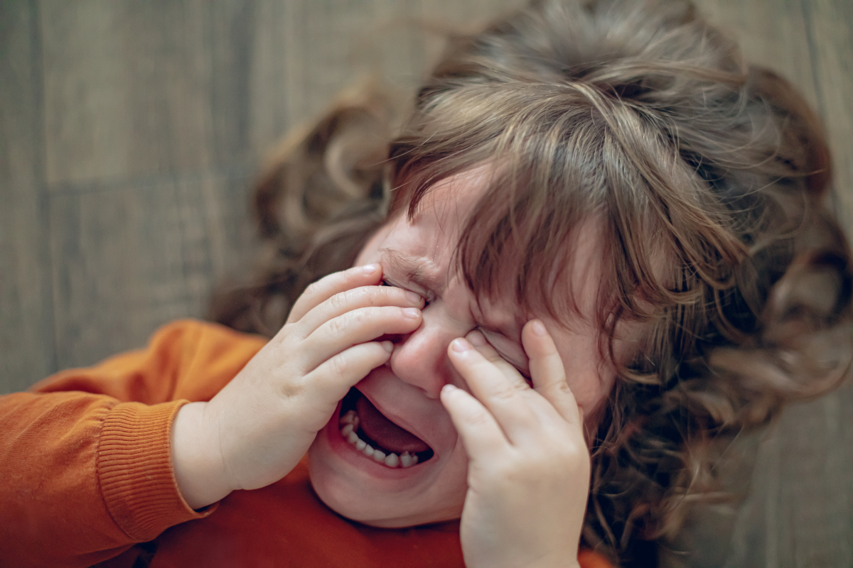 面对孩子的情绪失控,许多家长可能会感到无助和困惑