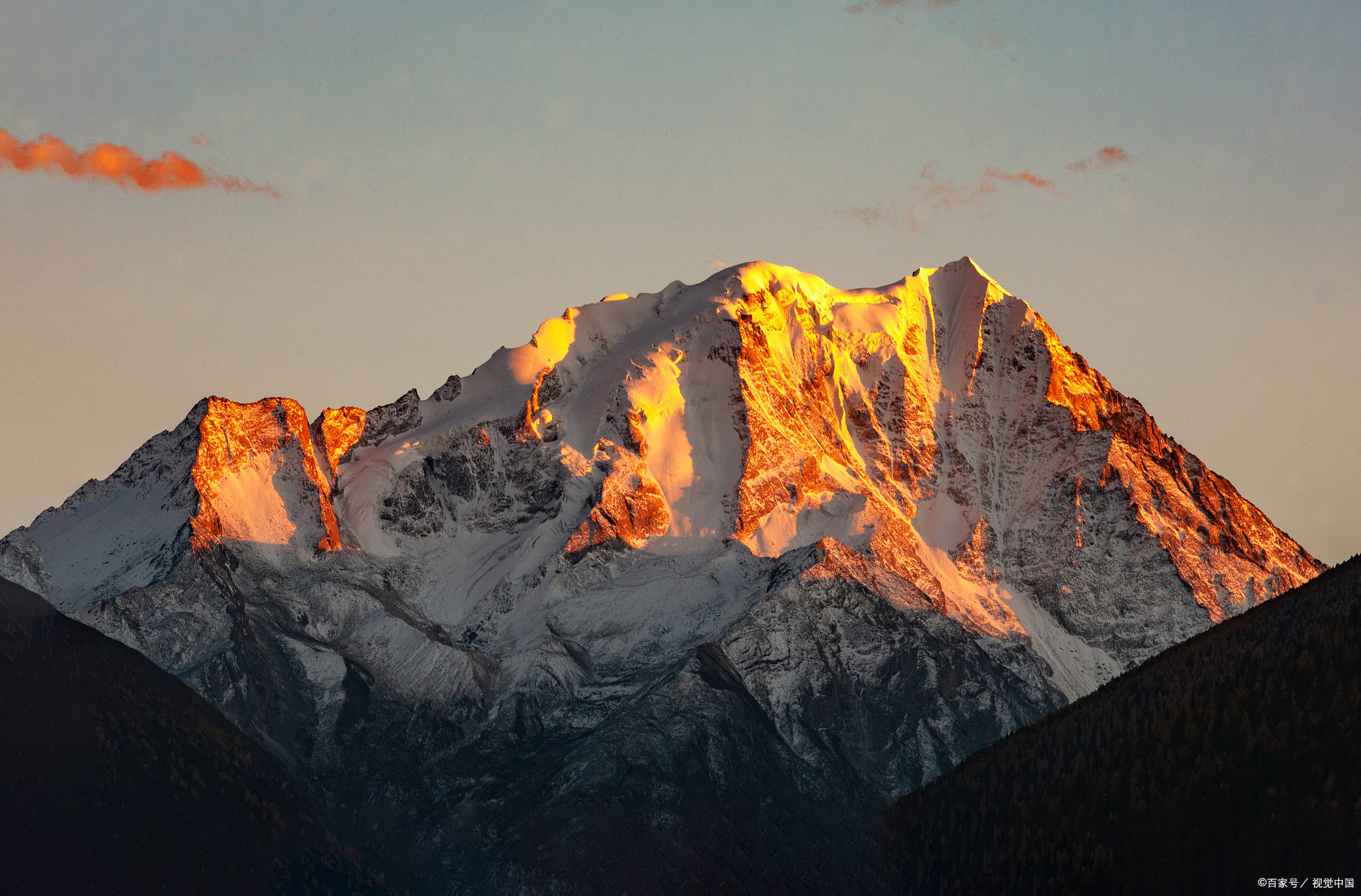 世界上最凶险的雪山,日照金山是摄影人梦寐以求的画面,位于云南
