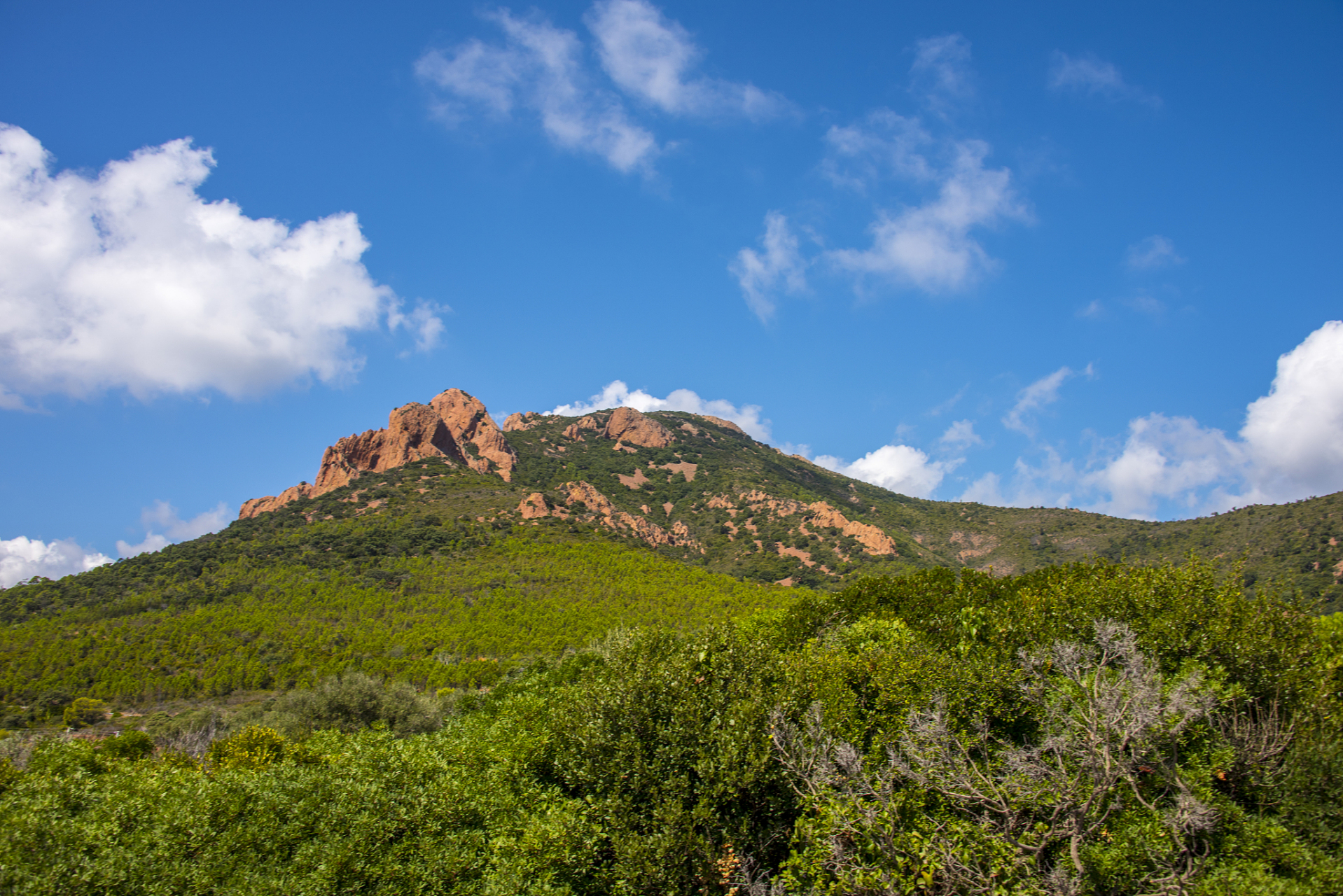 沈阳棋盘山风景名胜区位于中国辽宁省沈阳市东北部的棋盘山脉上,是一