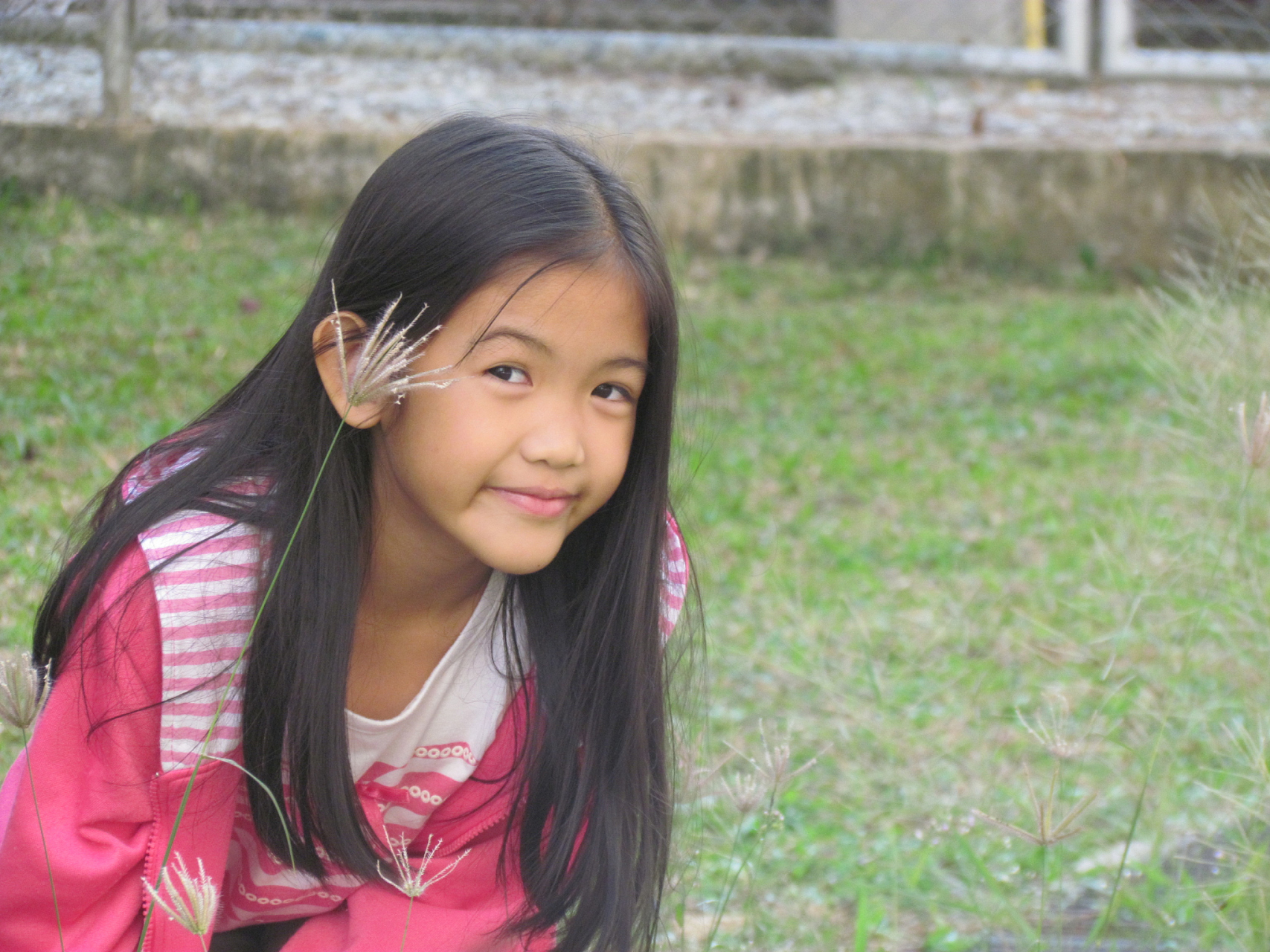 你是否还记得那位在两年前引发全网关注的"微笑女孩"铁嘉欣?