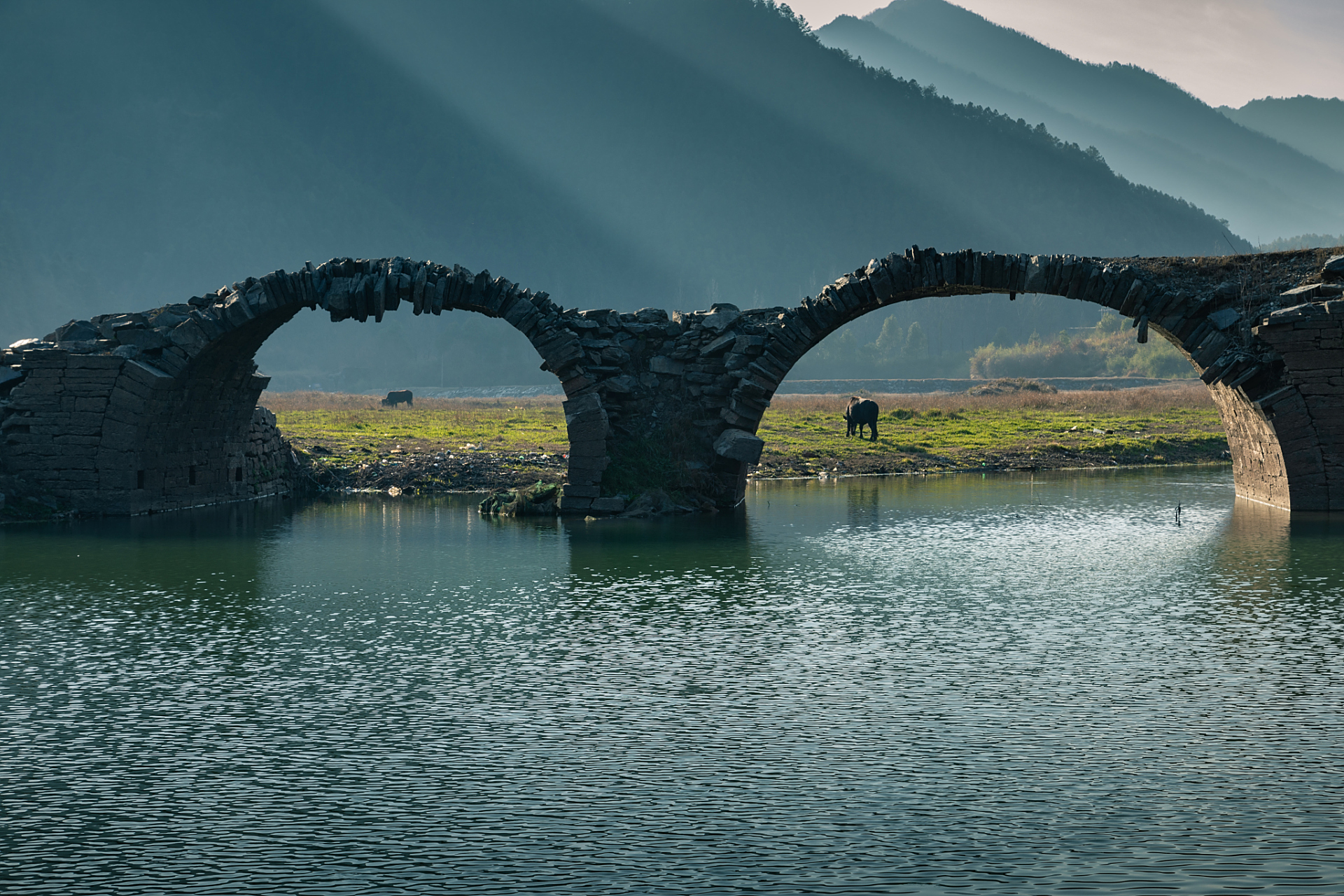 江西婺源段莘,水库干涸段,有一座新晋展露出来的三眼桥.