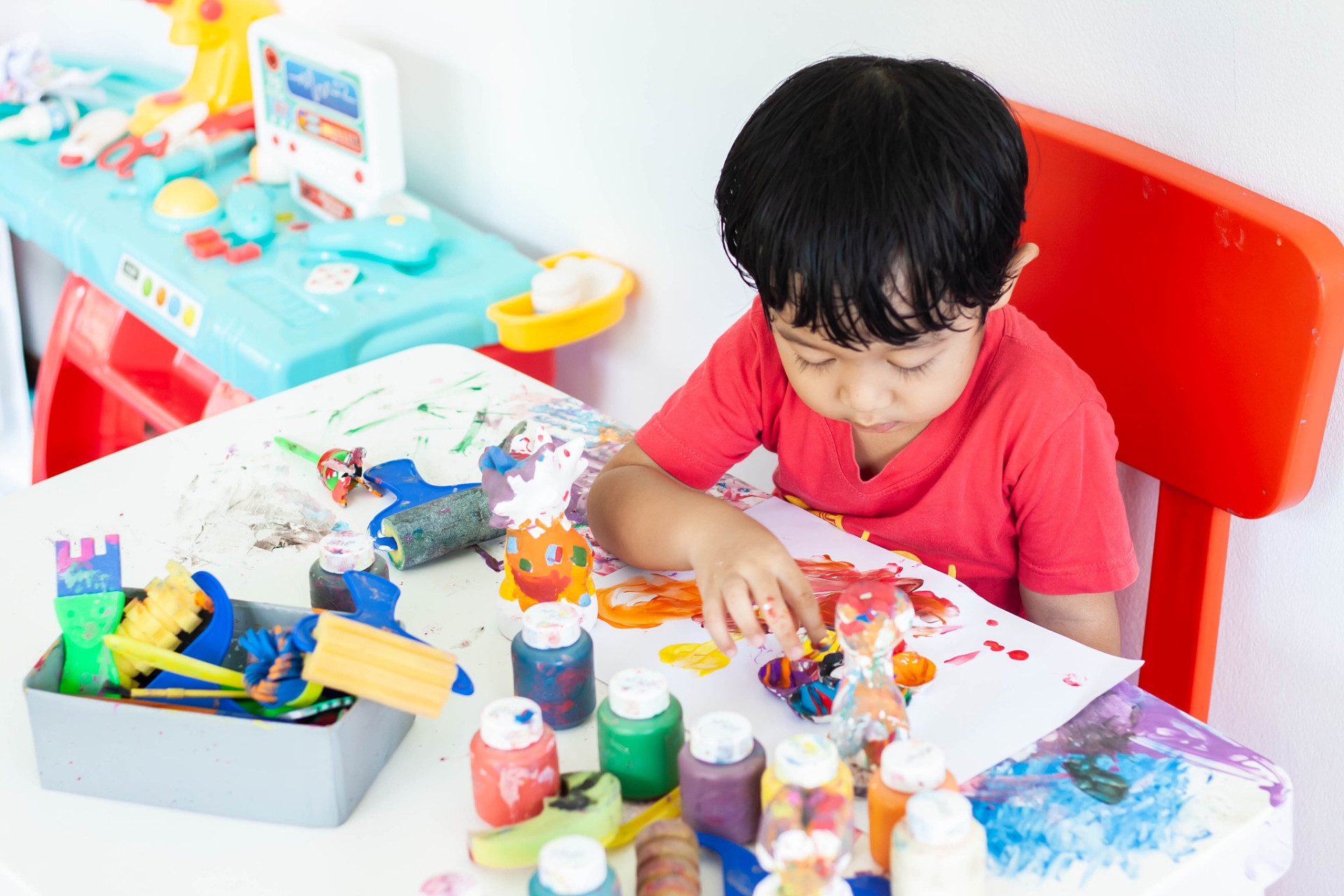 可以提高他们的想象力和创造力,增强他们的自信心和表达能力