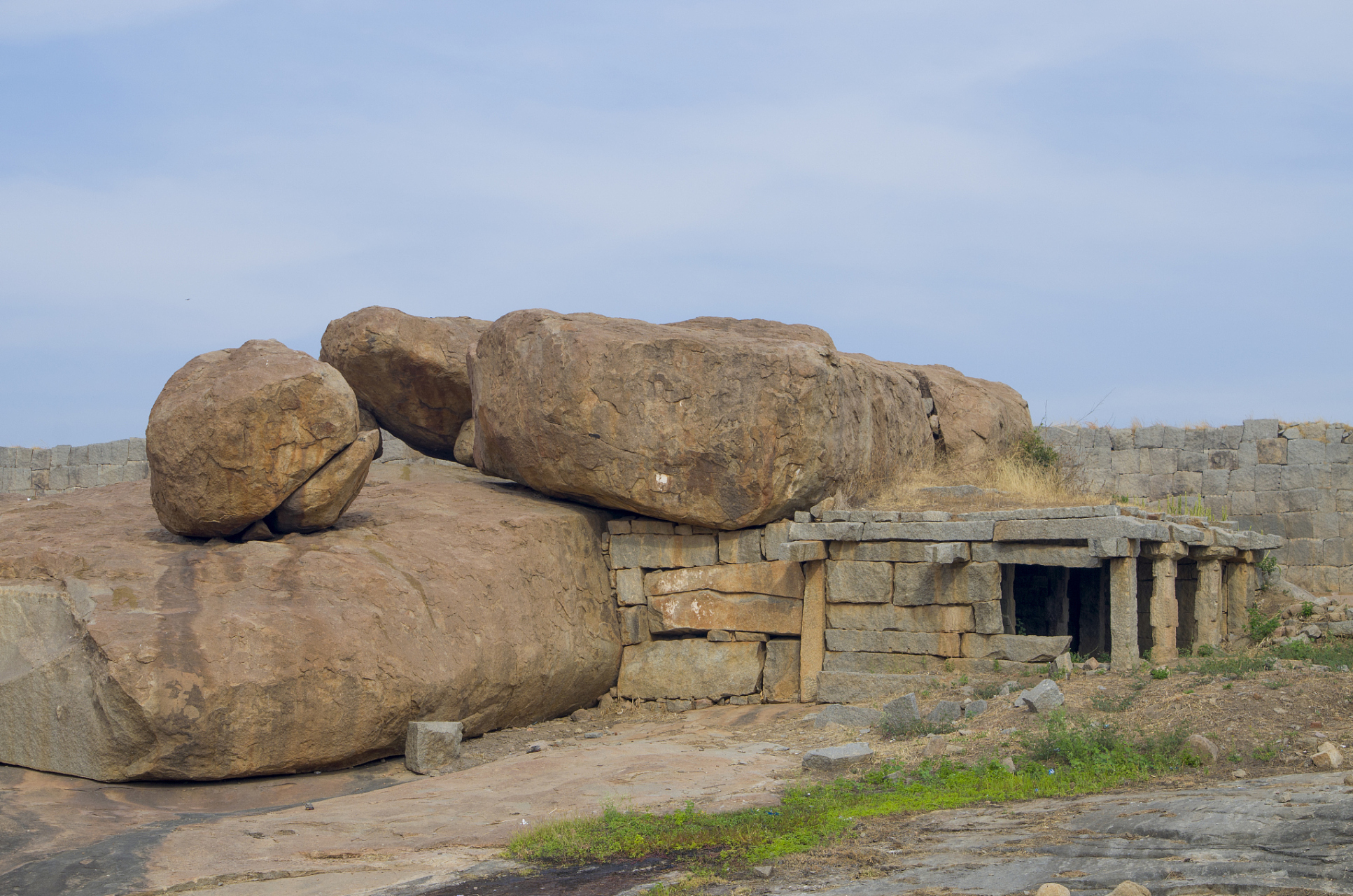 温泉县位于新疆博尔塔拉蒙古自治州,三面环山,与哈萨克斯坦接壤,边境