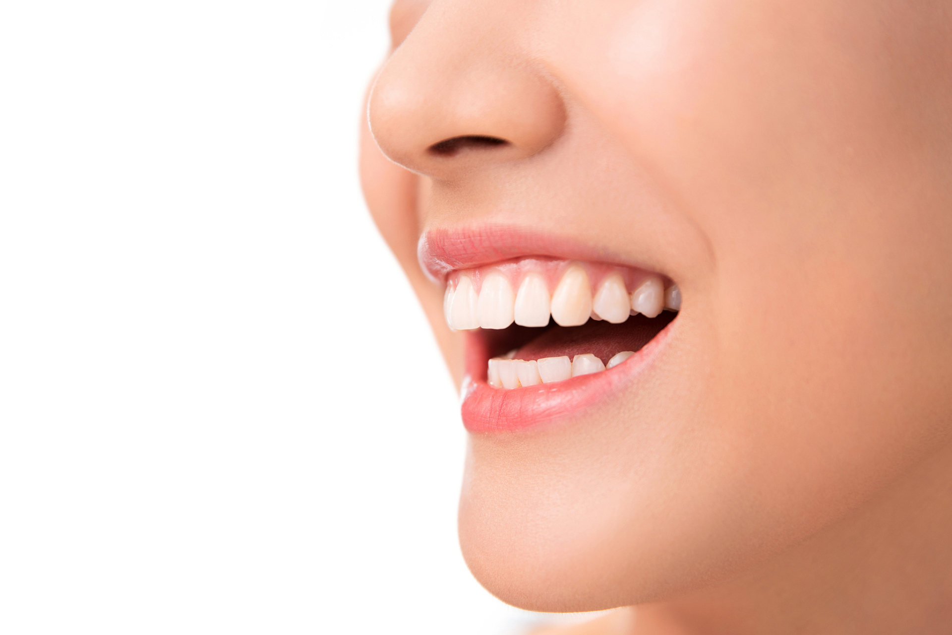 看这9个标准对比一下,就明白了  1,牙齿清洁:牙齿表面无色斑,牙石和