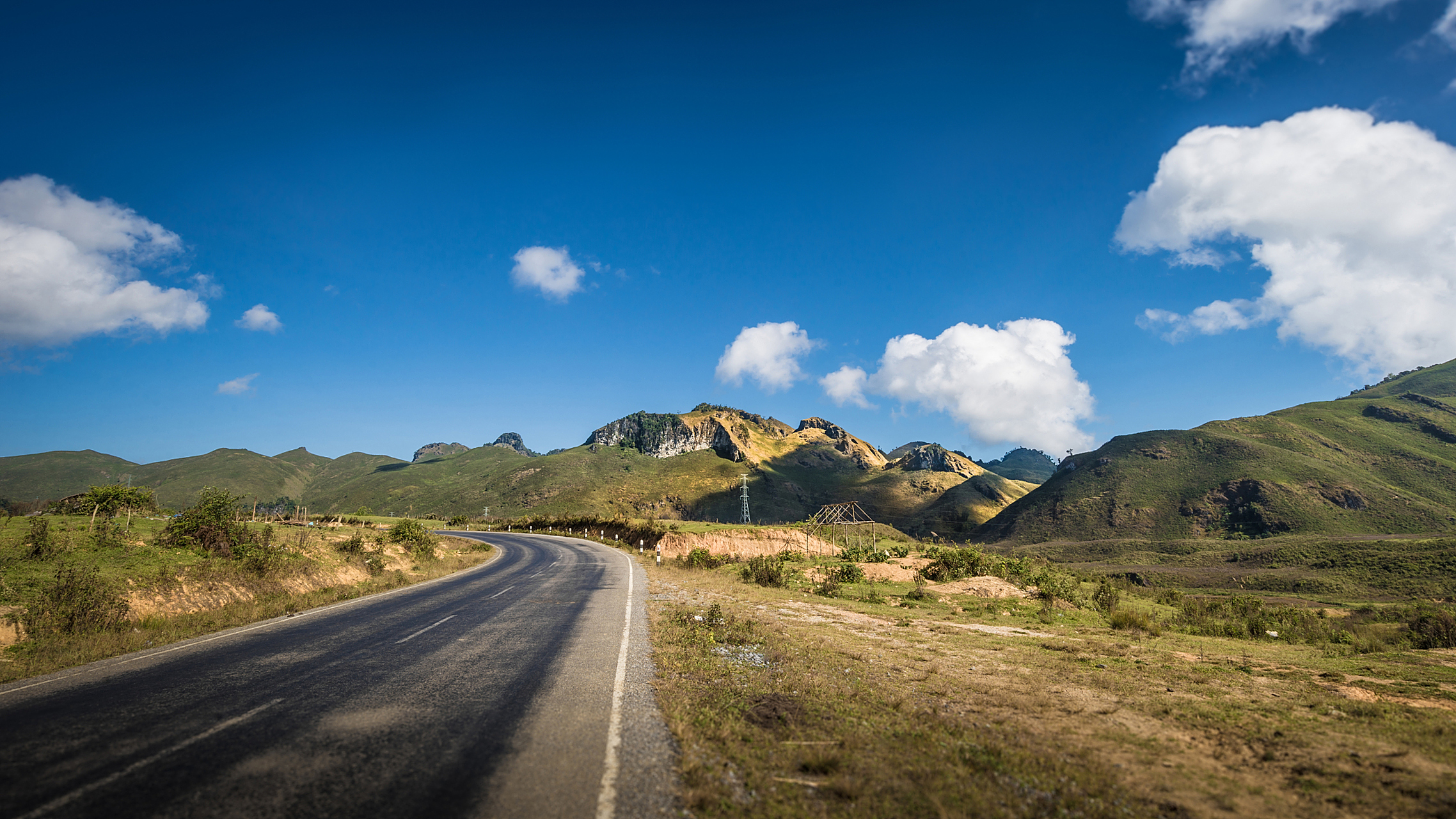 百里天路,全名为"百里画廊",它位于我国新疆的塔里木盆地边缘,是两佑