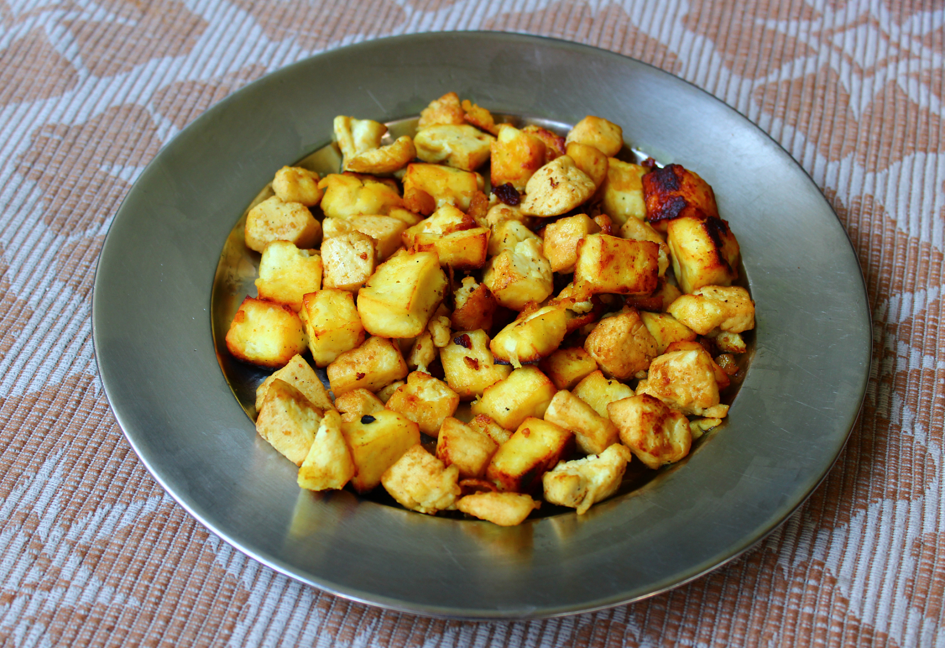 烤馒头丁是一种非常简单易做的小吃,口感香脆,适合作为下午茶点心或者