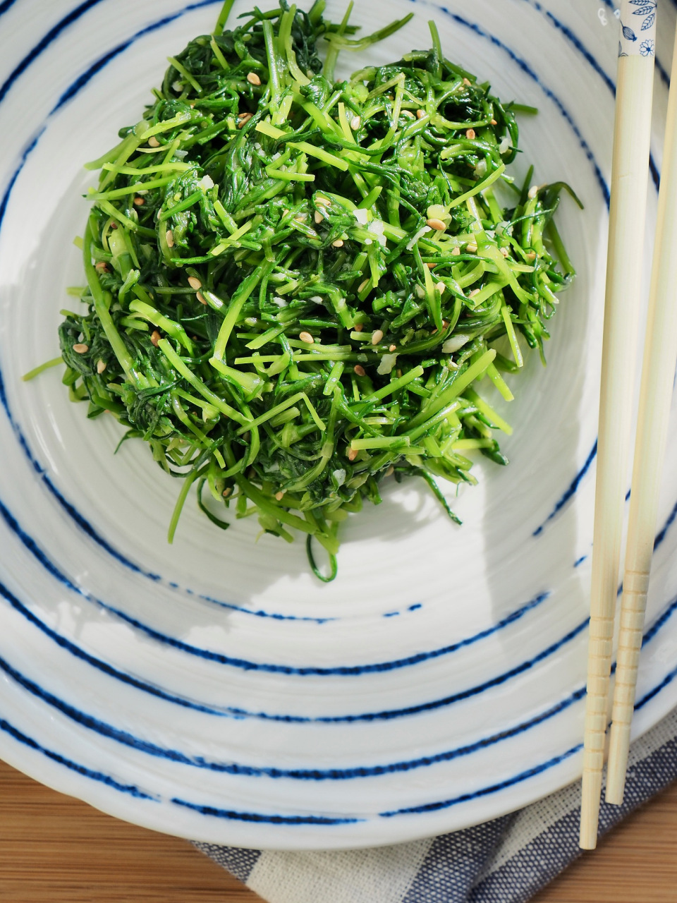 天气炎热,凉拌芝麻菜清爽可口,开胃又营养.